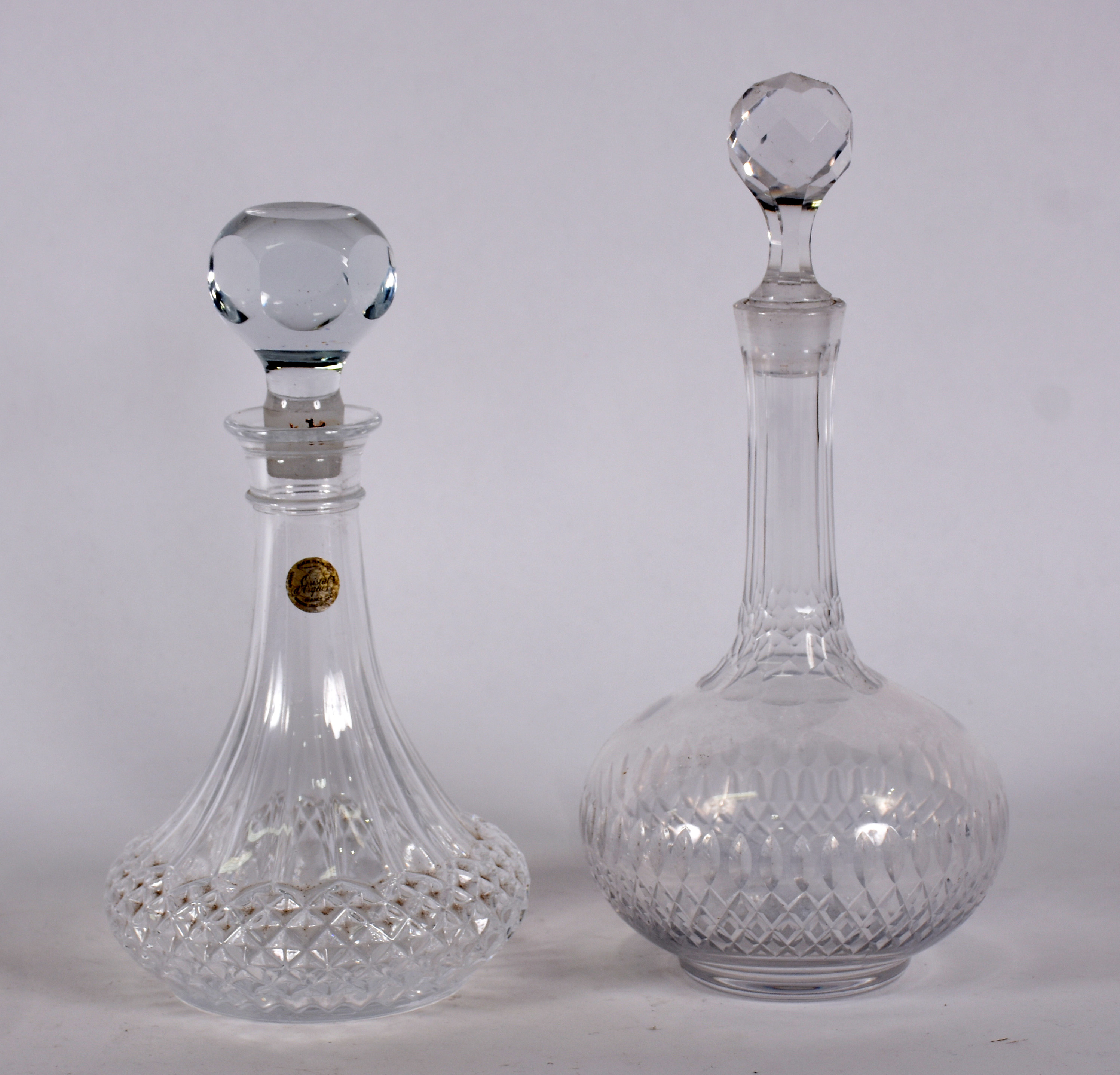 Duas garrafas de cristal, bases redondas, sendo uma francesa cristal... - foto 1 de 3