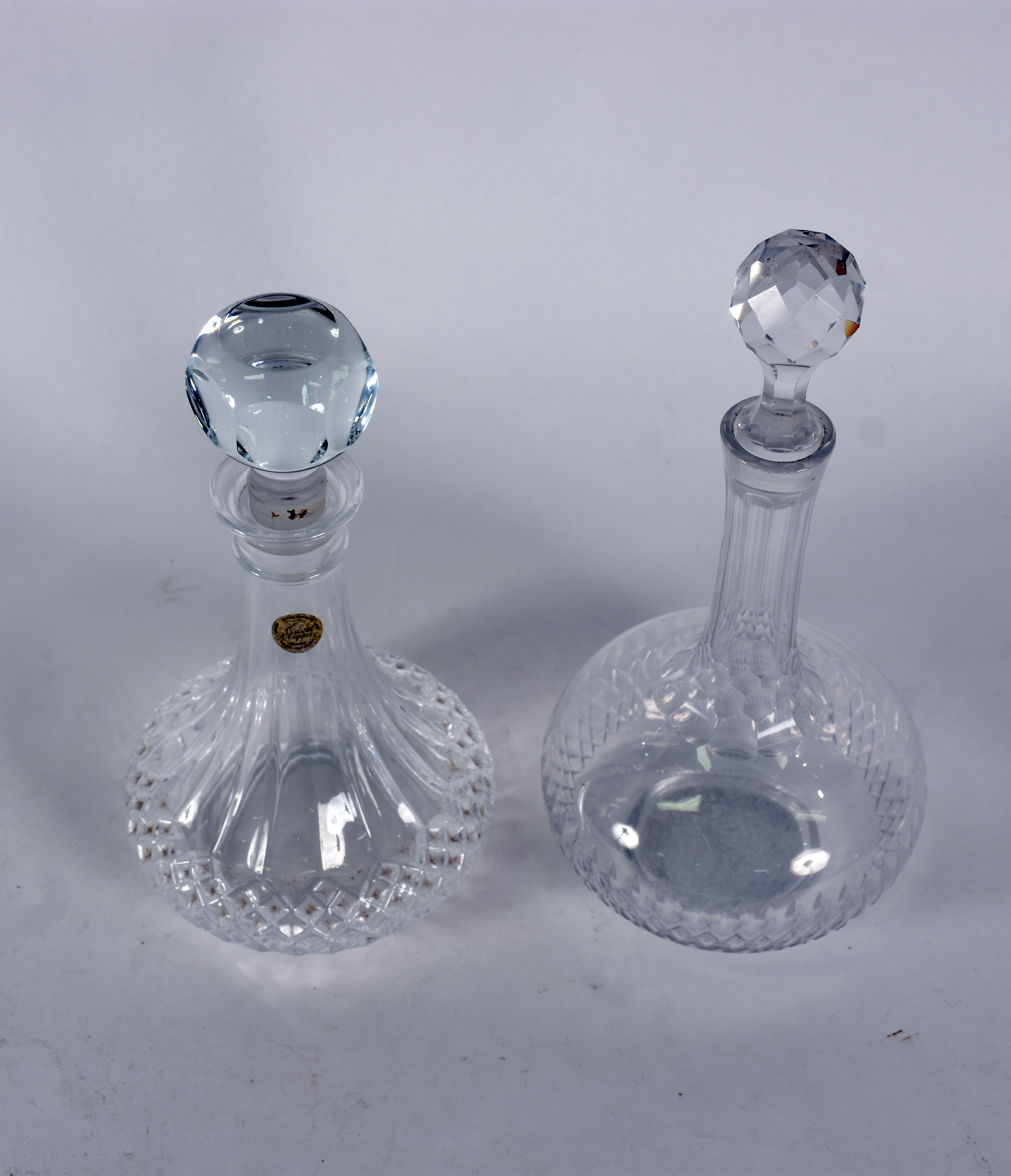 Duas garrafas de cristal, bases redondas, sendo uma francesa cristal... - foto 2 de 3