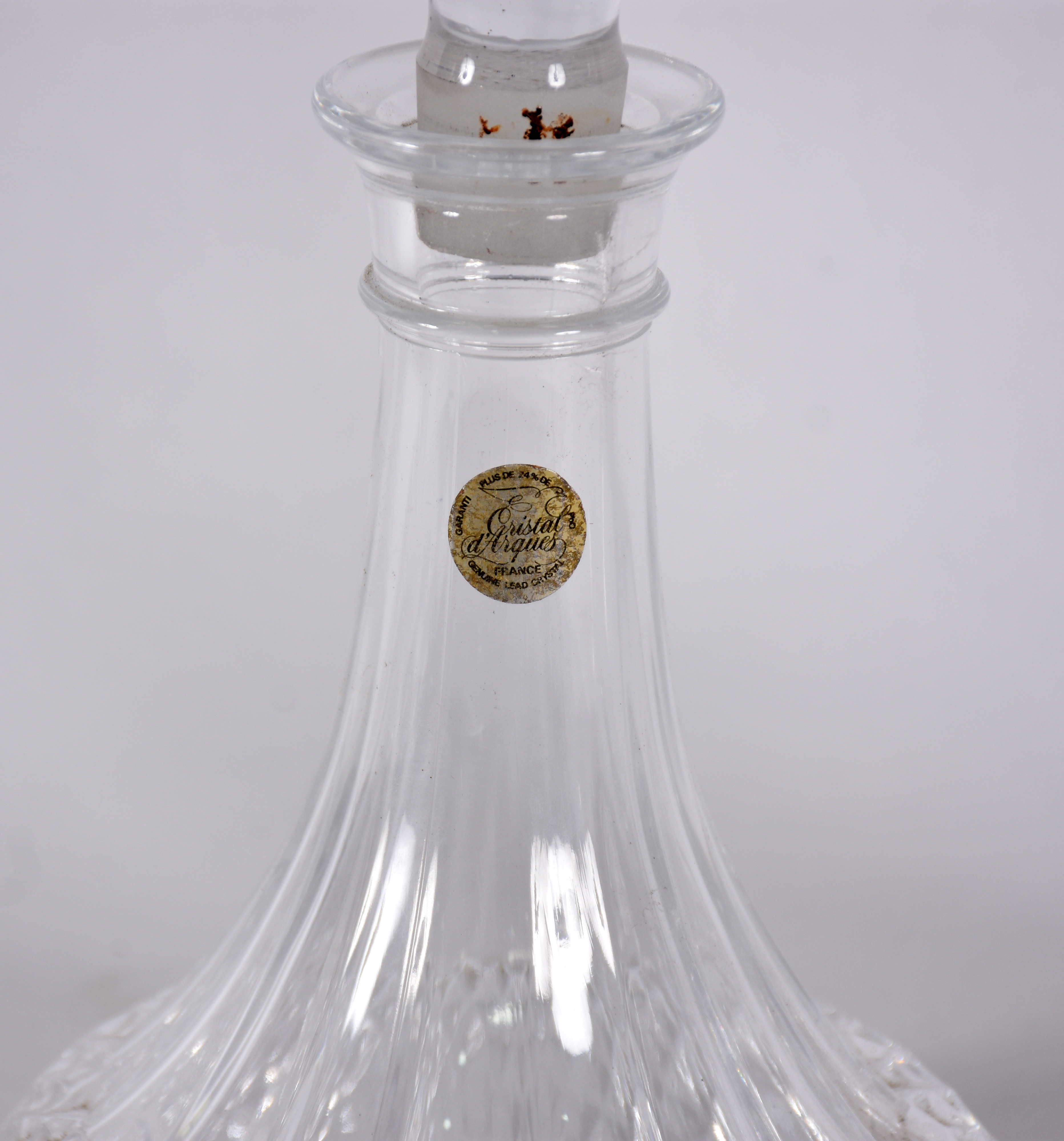 Duas garrafas de cristal, bases redondas, sendo uma francesa cristal... - foto 3 de 3