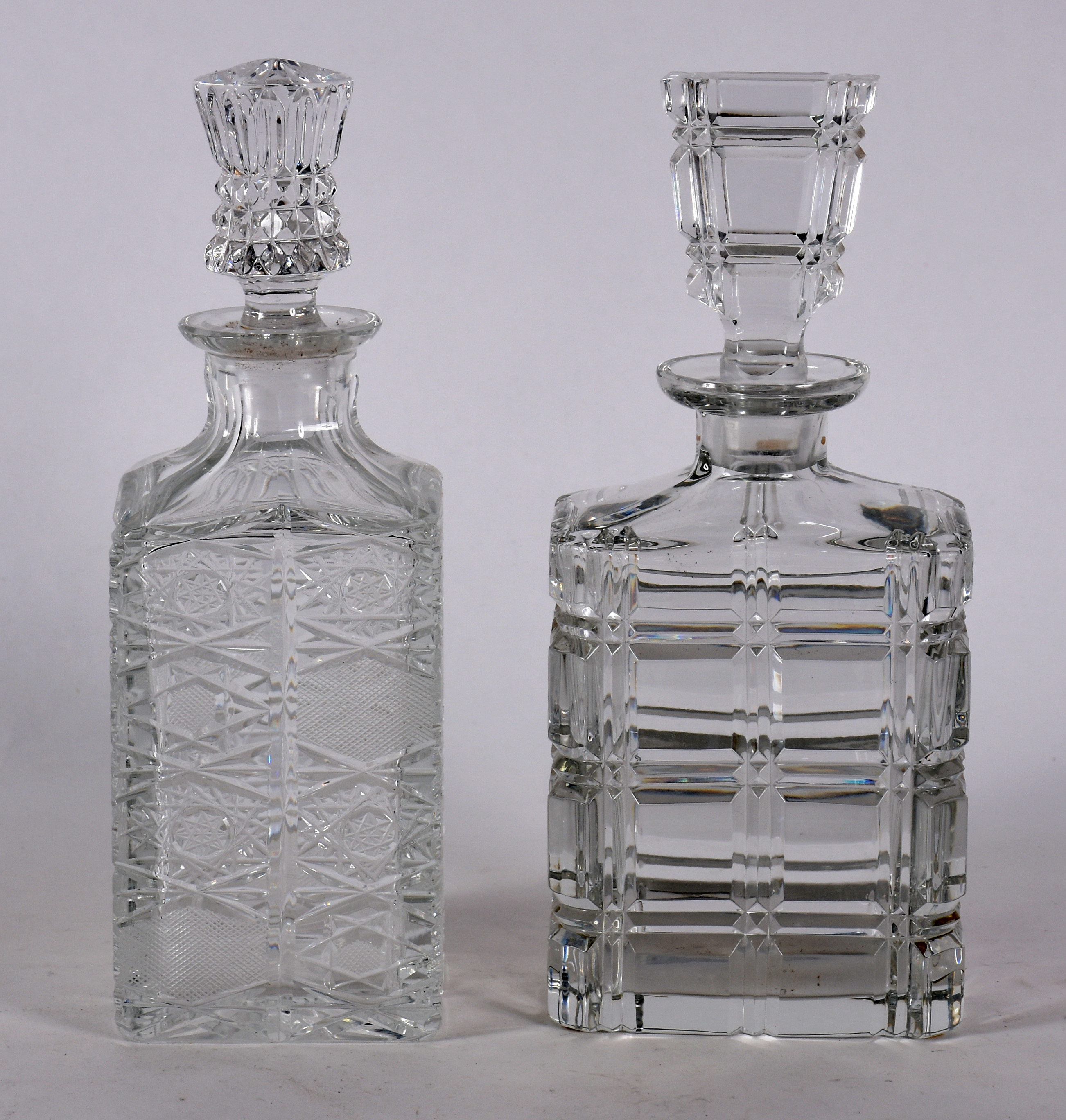 Duas garrafas de cristal tcheco lapidado. - foto 1 de 4