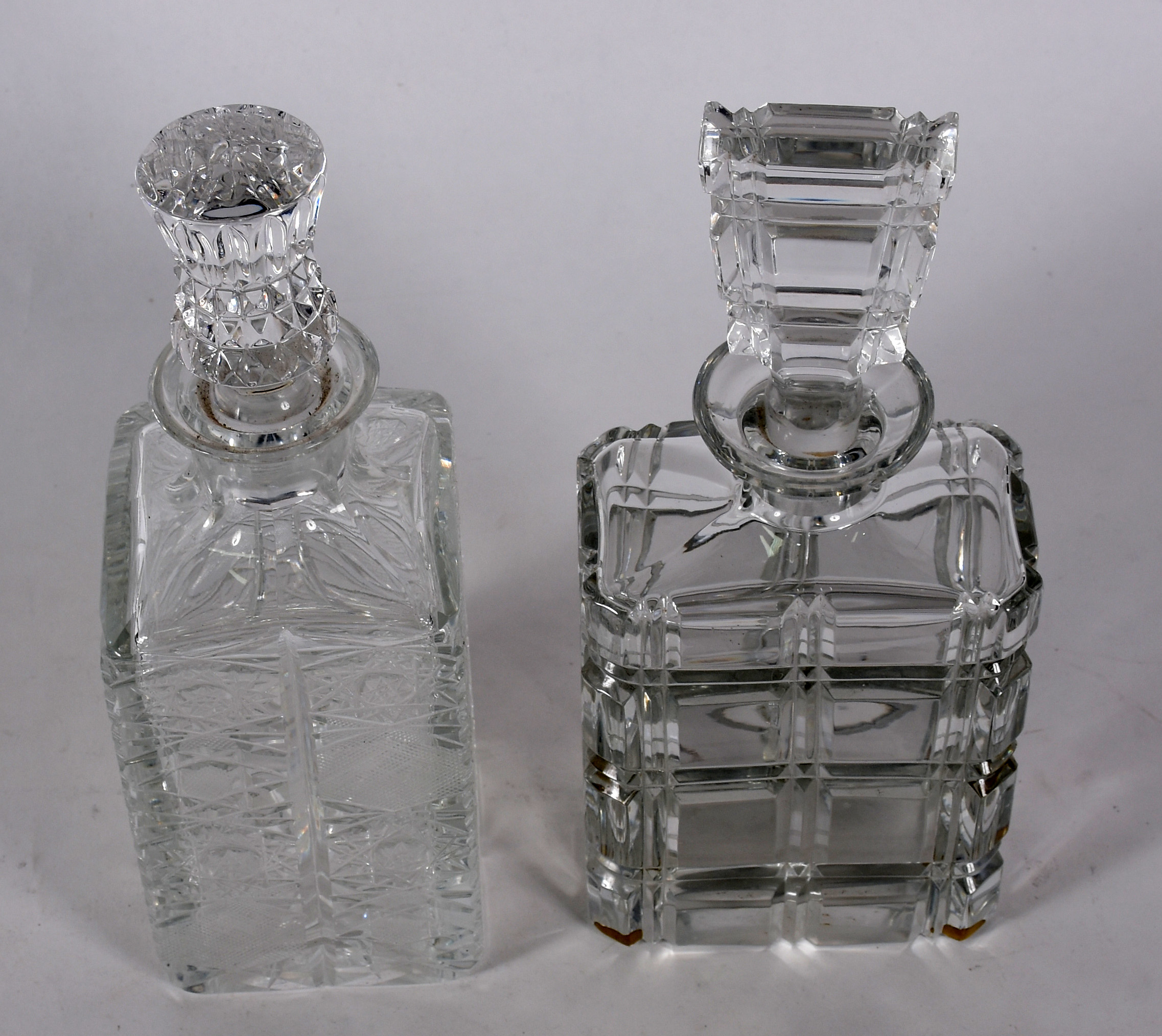Duas garrafas de cristal tcheco lapidado. - foto 2 de 4