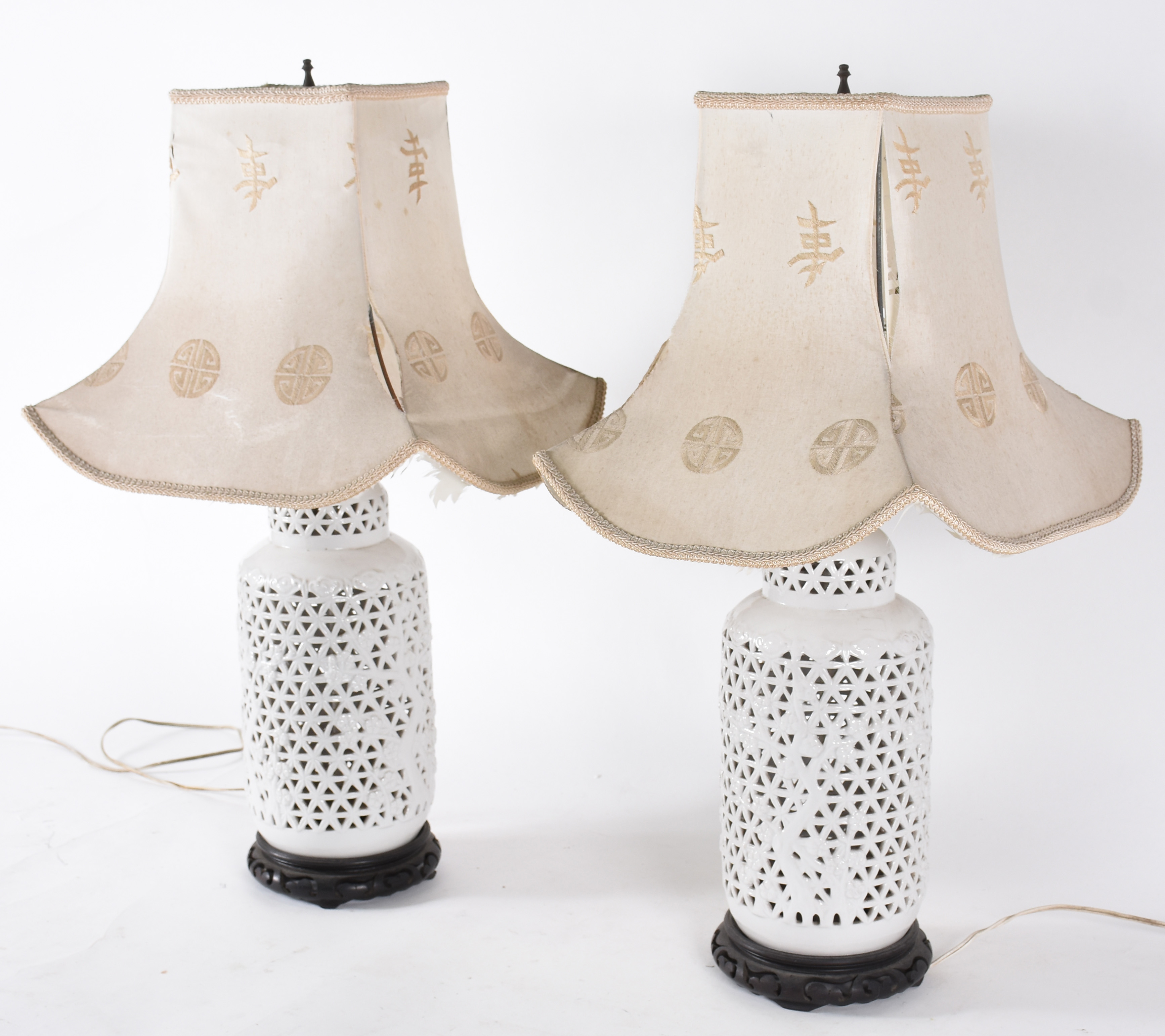 Par de abatjoures de porcelana branca vazada (altura do vaso 40 cm)... - foto 1 de 2