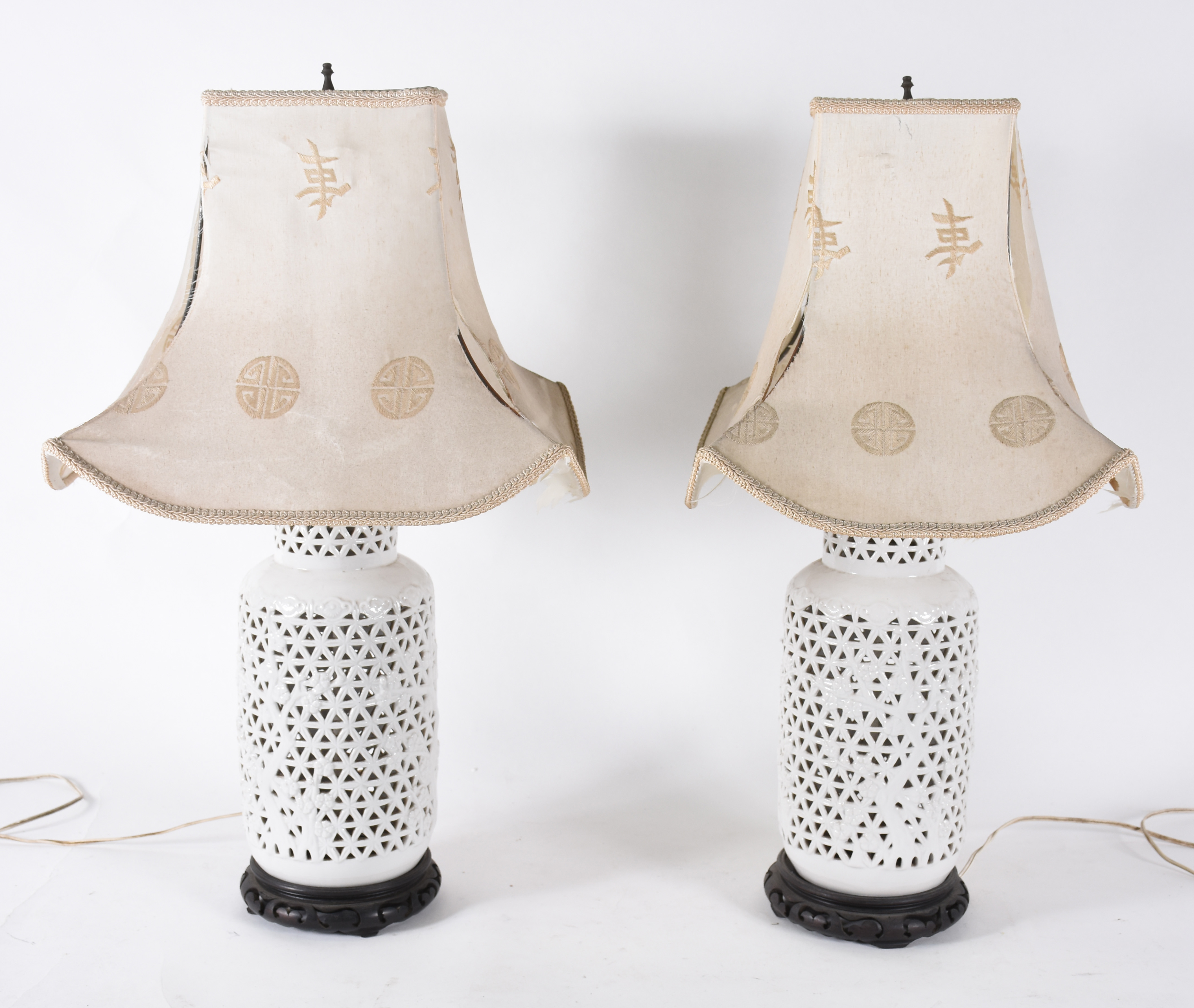 Par de abatjoures de porcelana branca vazada (altura do vaso 40 cm)... - foto 2 de 2