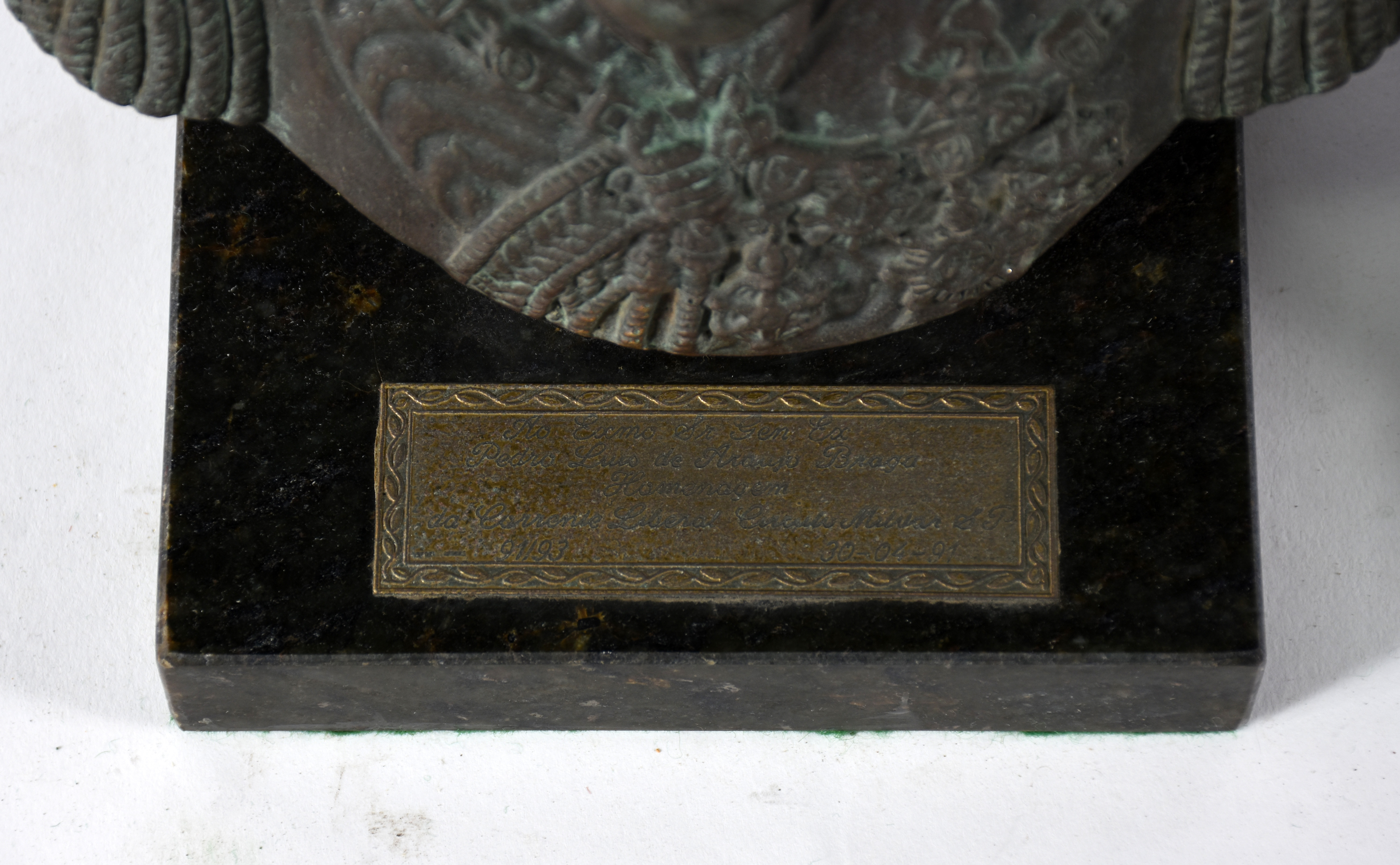 Oito esculturas diversas de metal representando "soldados" e busto de... - foto 4 de 5