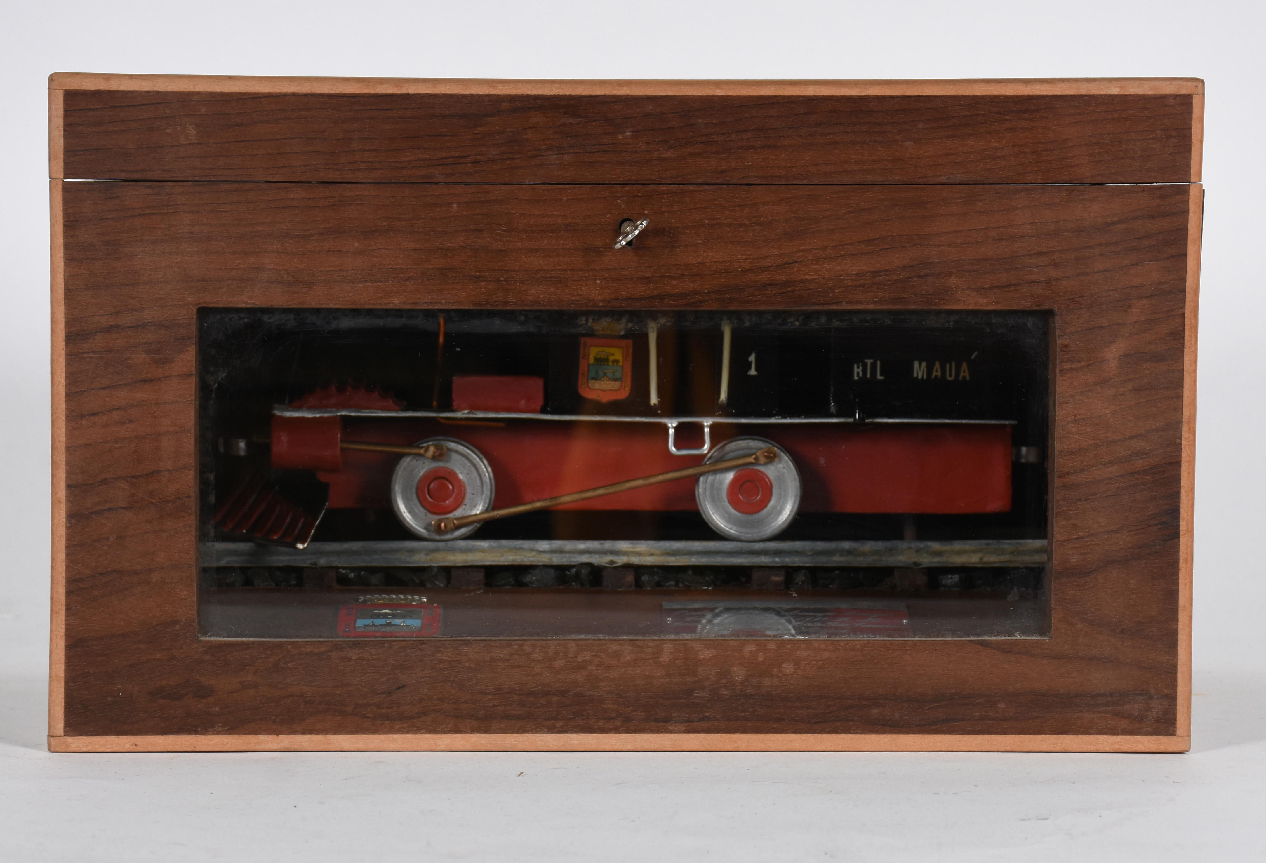 Miniatura de locomotiva acondicionada em na caixa de vidro e madeira. - foto 3 de 6