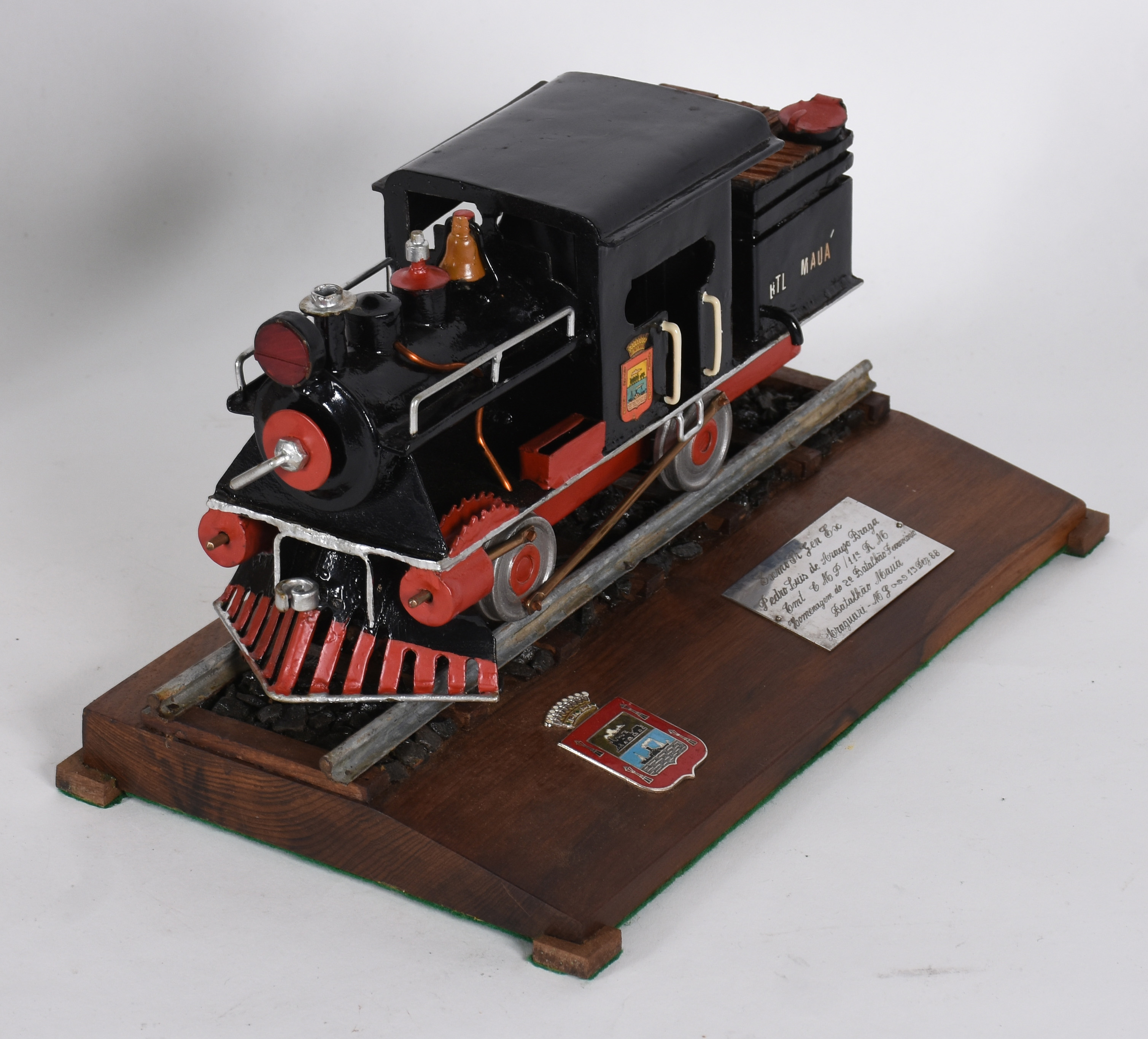 Miniatura de locomotiva acondicionada em na caixa de vidro e madeira. - foto 1 de 6
