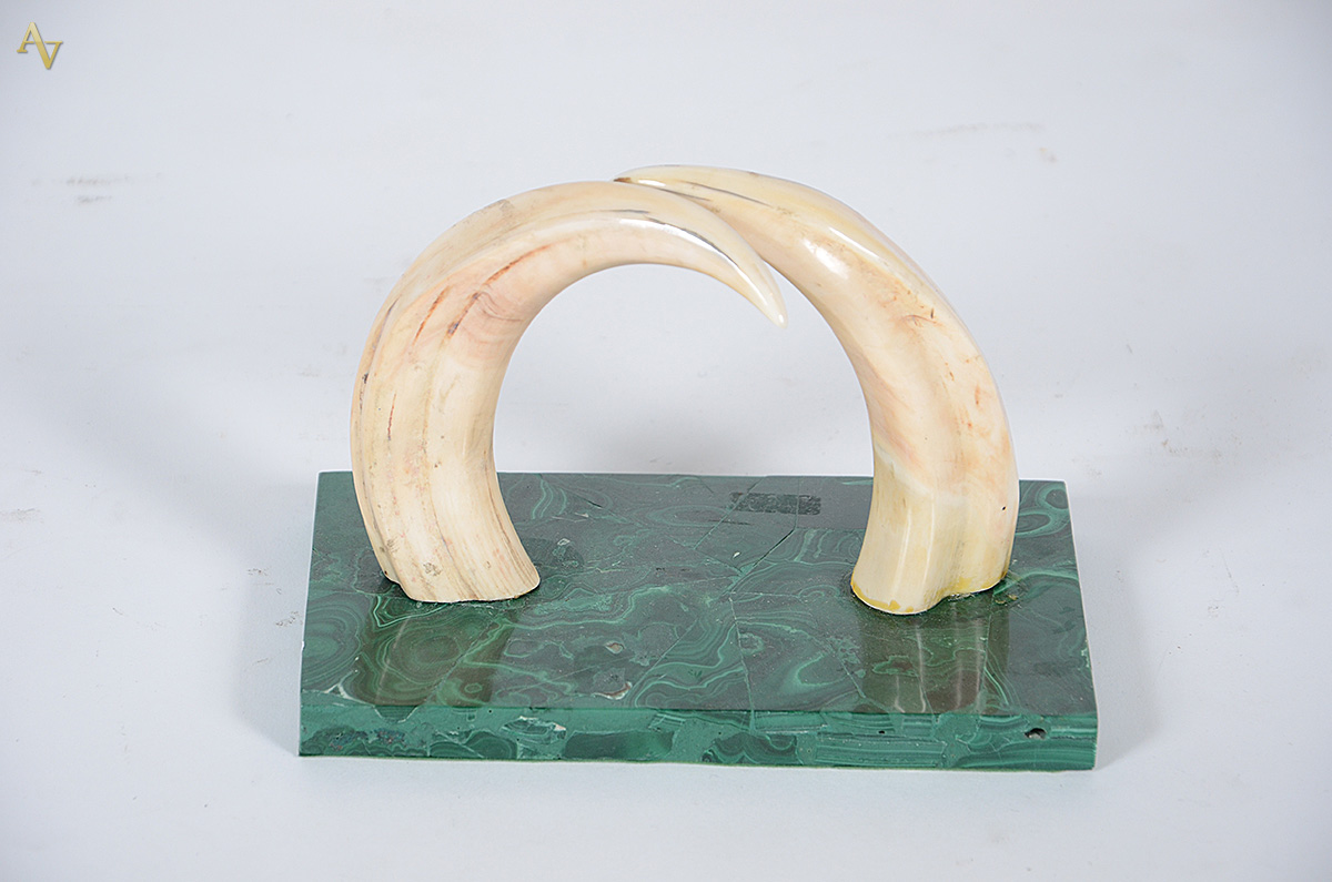 Escultura com presas de javali em base de malaquita. Medidas 16,5 x 9... - foto 1 de 2