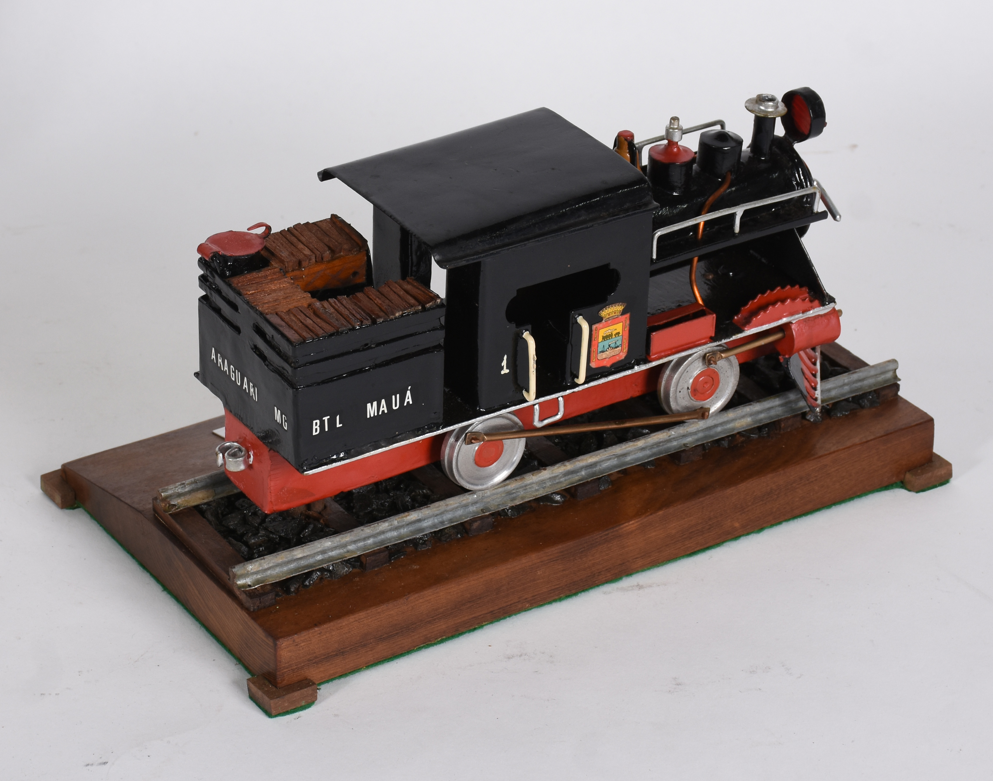 Miniatura de locomotiva acondicionada em na caixa de vidro e madeira. - foto 5 de 6
