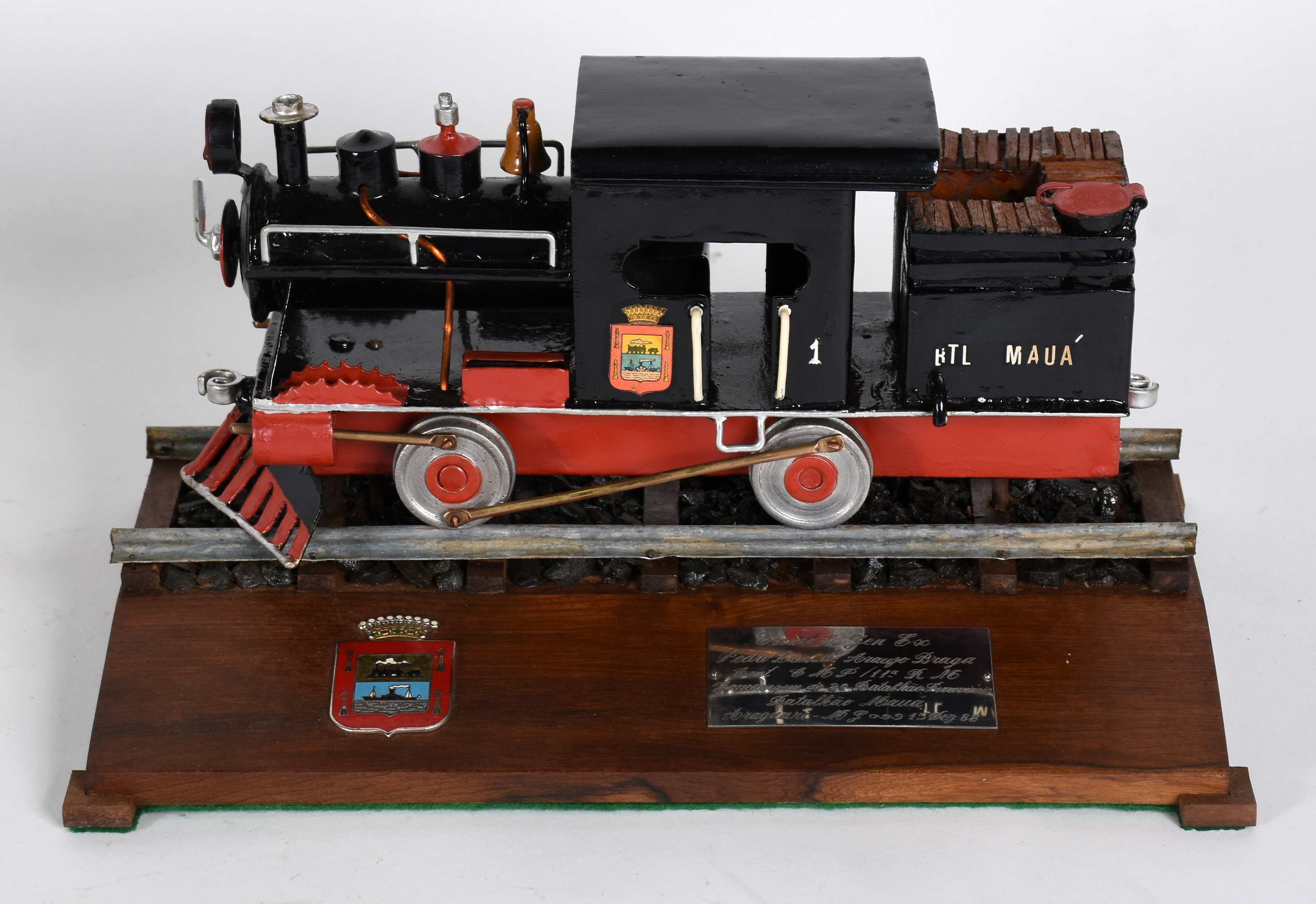 Miniatura de locomotiva acondicionada em na caixa de vidro e madeira. - foto 6 de 6