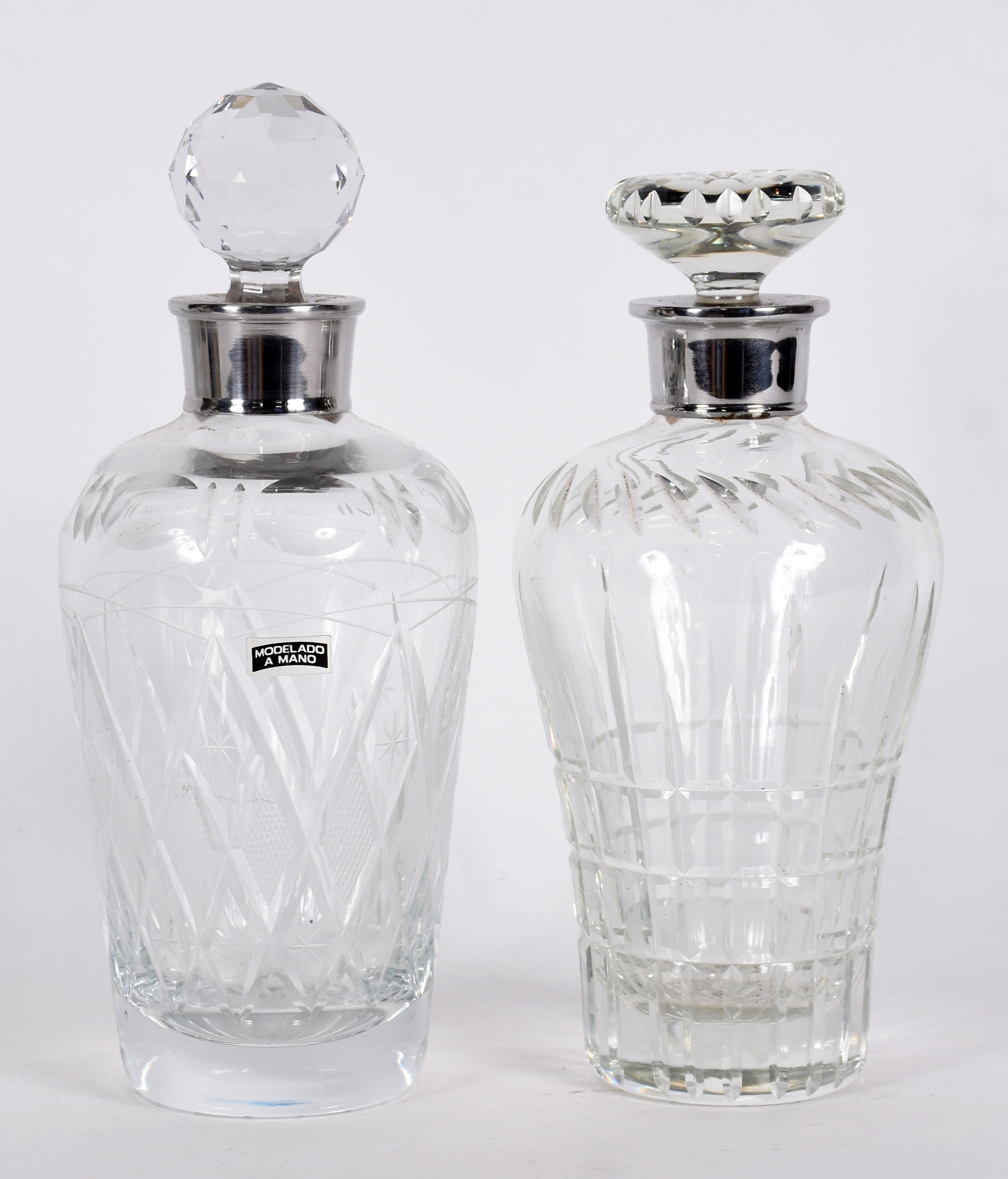 Duas garrafas de cristal com gargalo de metal. - foto 1 de 5