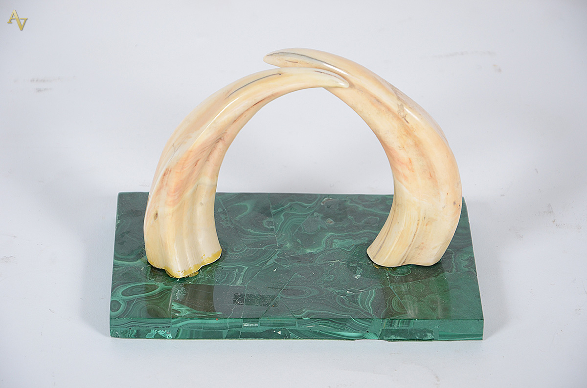 Escultura com presas de javali em base de malaquita. Medidas 16,5 x 9... - foto 2 de 2