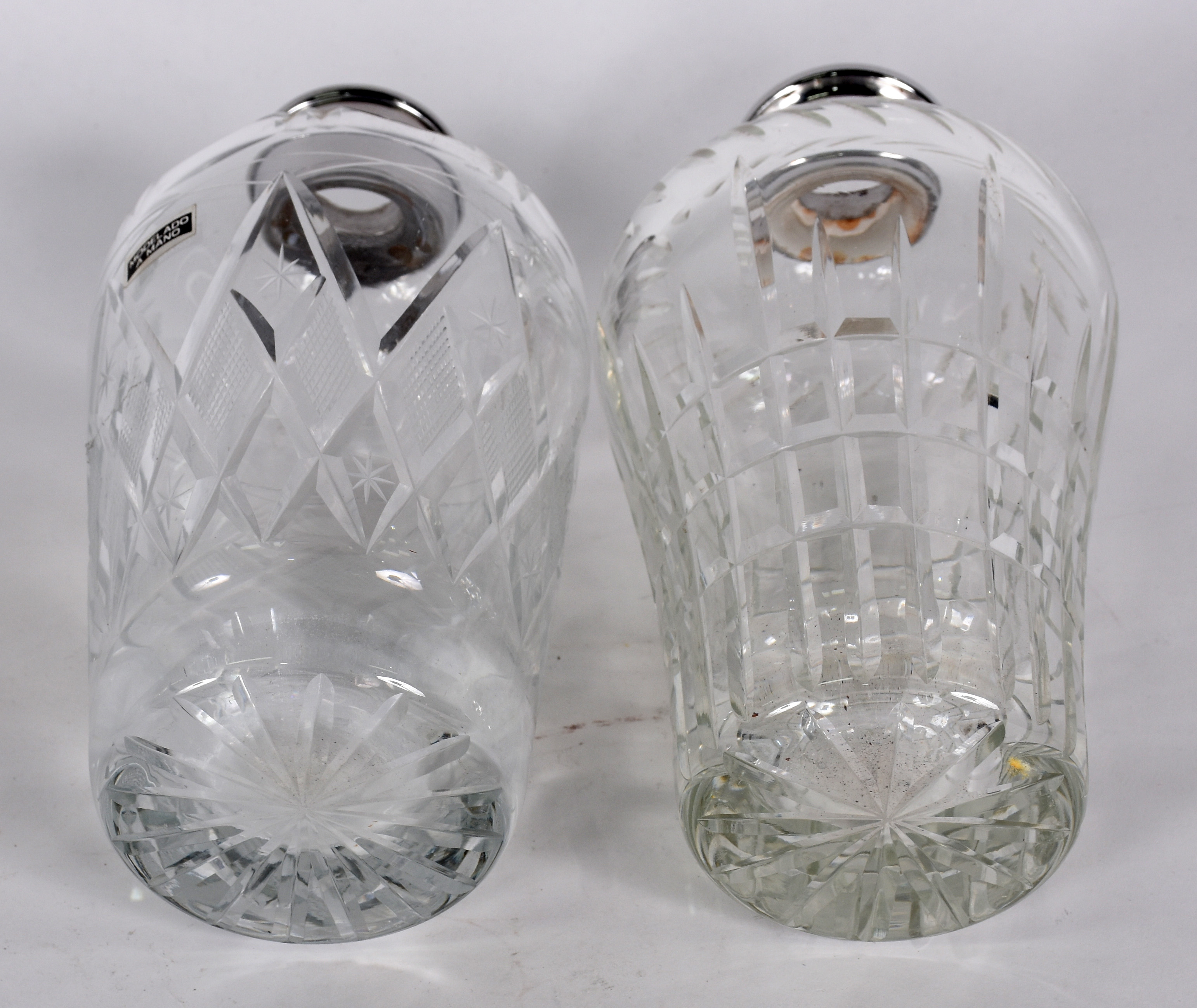 Duas garrafas de cristal com gargalo de metal. - foto 4 de 5
