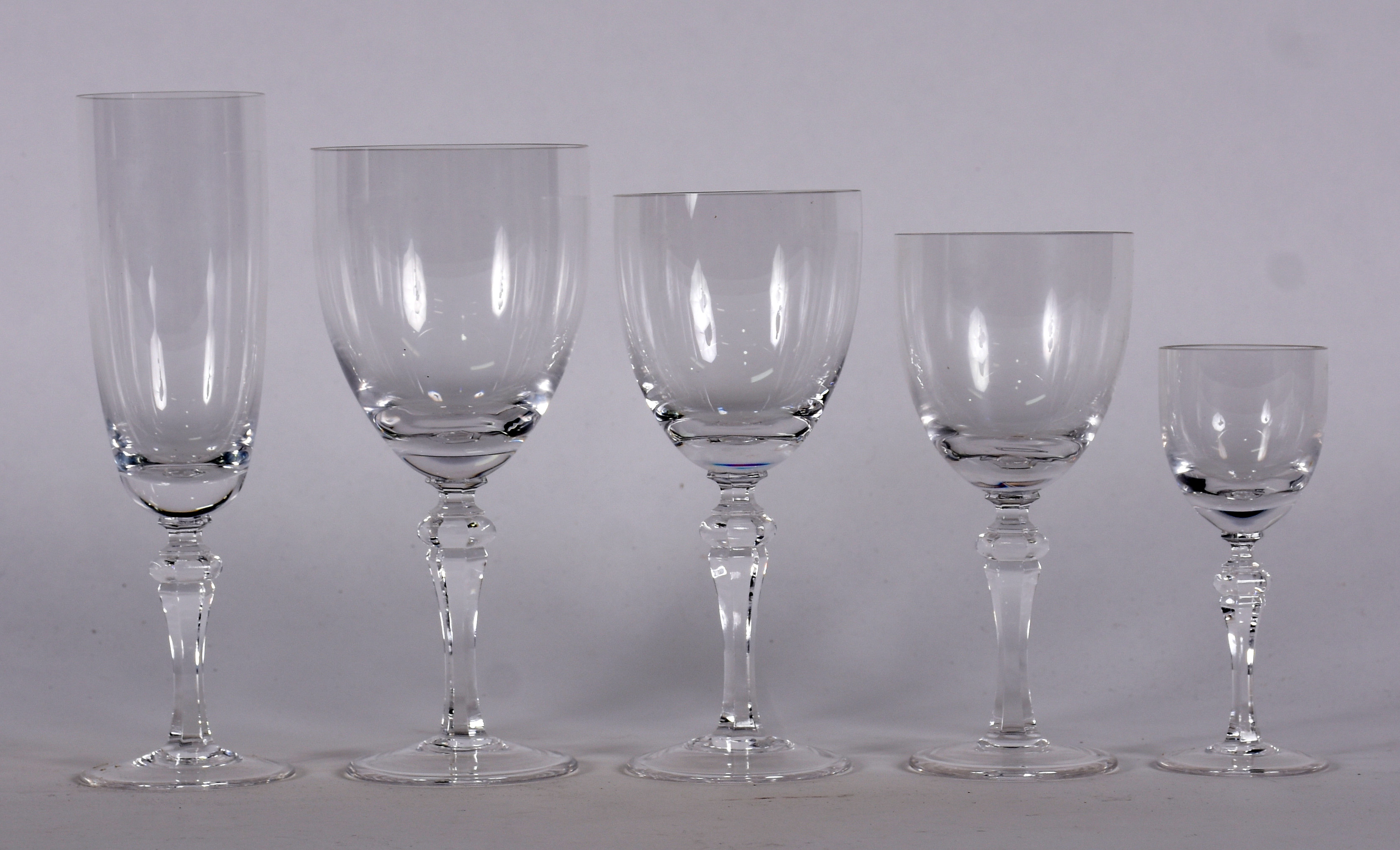 Conjunto de cristal STRAUSS, composto de 9 flutes, 11 cálices para... - foto 1 de 7