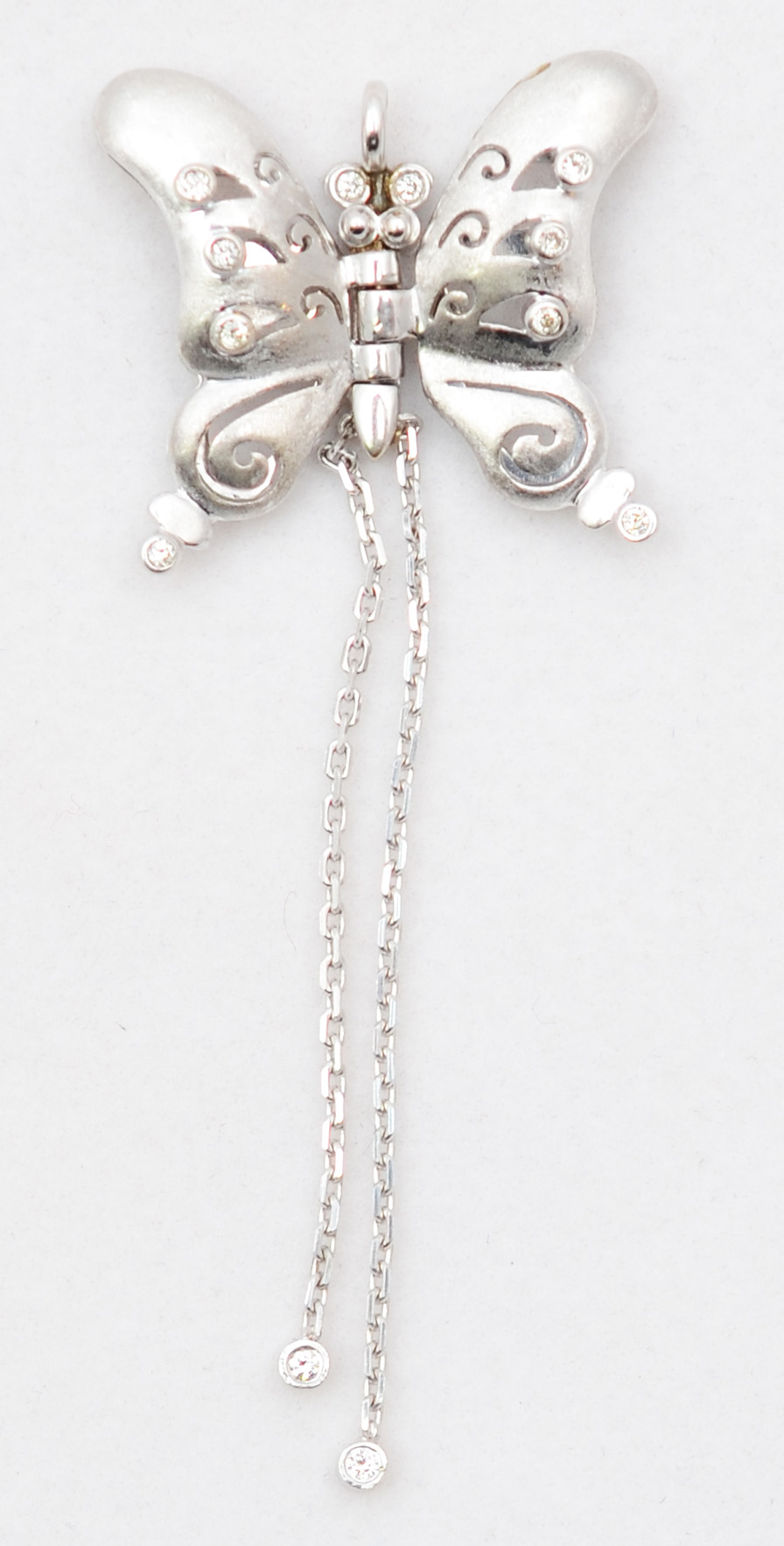 Pendente "borboleta", ouro branco 18 k e brilhantes nas asas e...