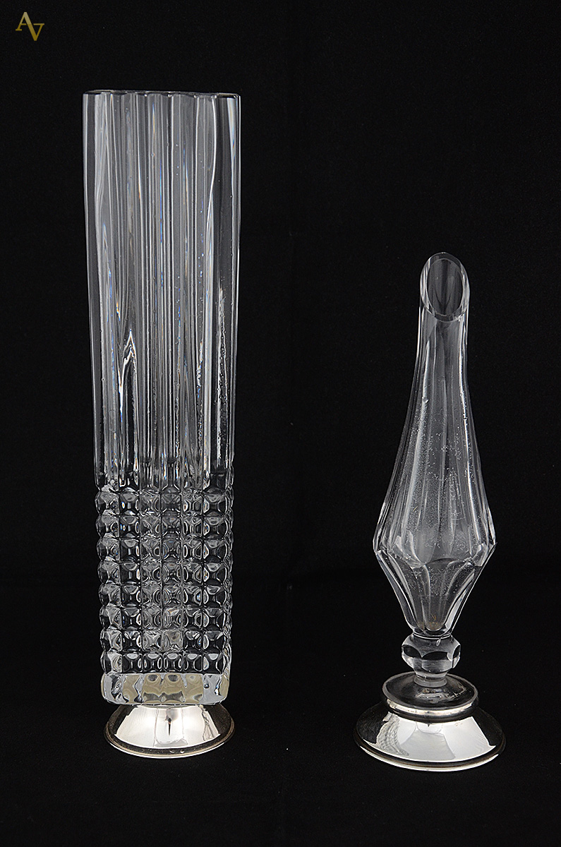 Dois vasos para flor em demi cristal com bases de prata. Altura 22 cm...