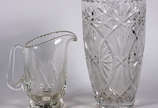 Duas peças de cristal lapidado, sendo: Vaso par... - Duas peças de cristal lapidado, sendo: Vaso para flores (lascado na borda) e jarra com alça para água.