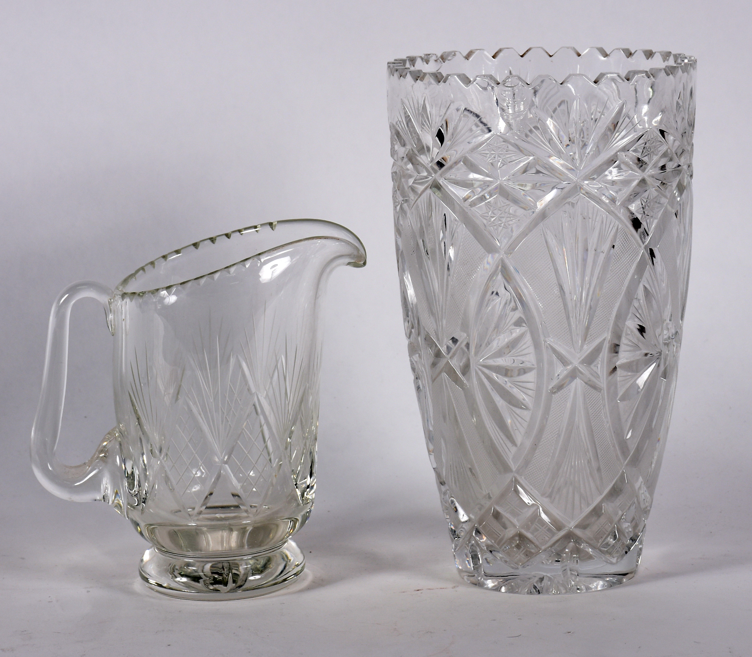 Duas peças de cristal lapidado, sendo: Vaso para flores (lascado na... - foto 1 de 5