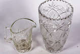 Duas peças de cristal lapidado, sendo: Vaso par... - Duas peças de cristal lapidado, sendo: Vaso para flores (lascado na borda) e jarra com alça para água.