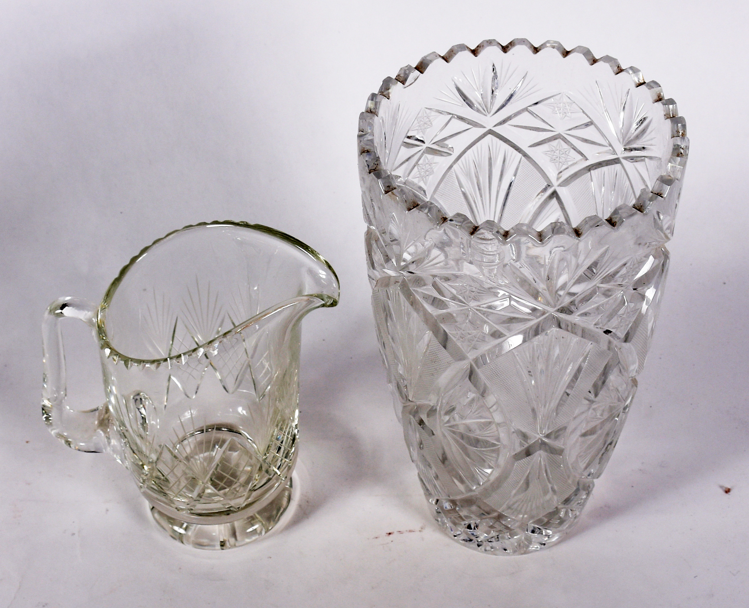 Duas peças de cristal lapidado, sendo: Vaso para flores (lascado na... - foto 2 de 5