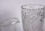 Duas peças de cristal lapidado, sendo: Vaso par... - Duas peças de cristal lapidado, sendo: Vaso para flores (lascado na borda) e jarra com alça para água.