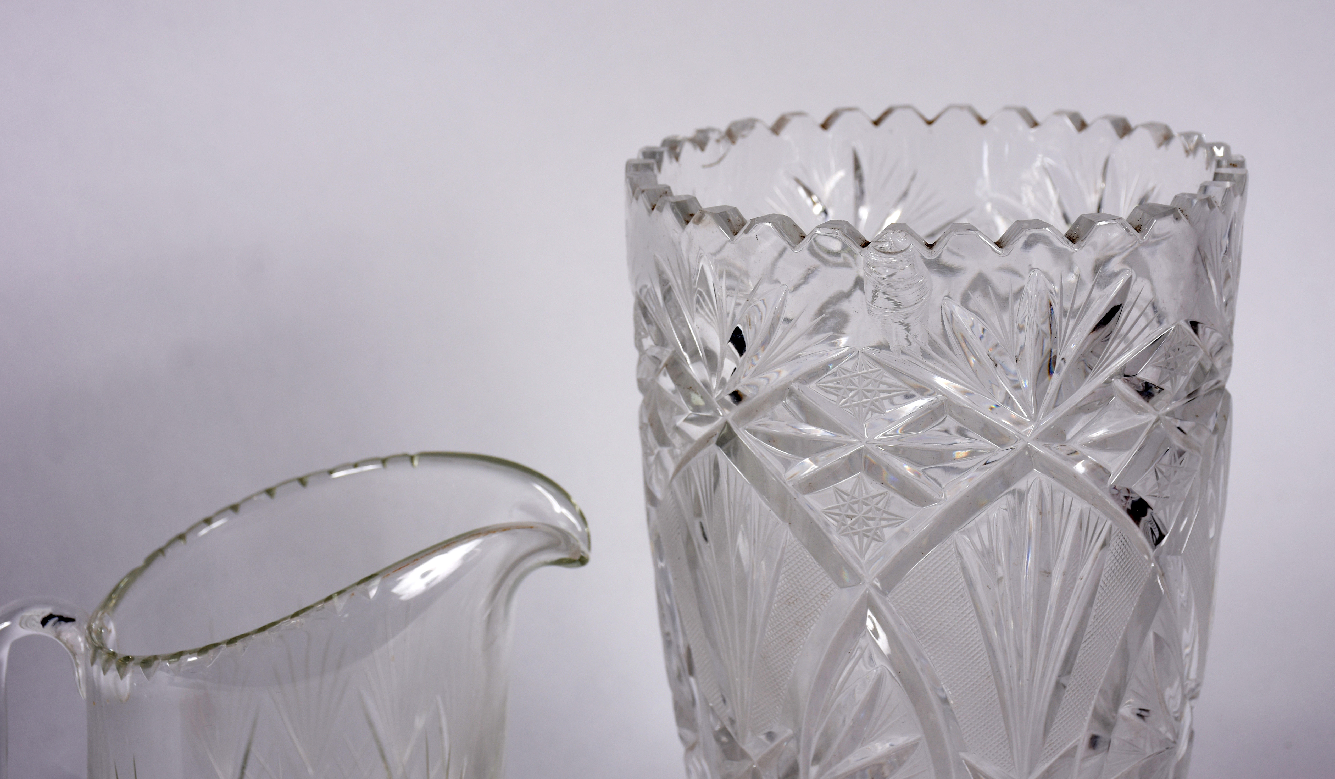 Duas peças de cristal lapidado, sendo: Vaso para flores (lascado na... - foto 3 de 5