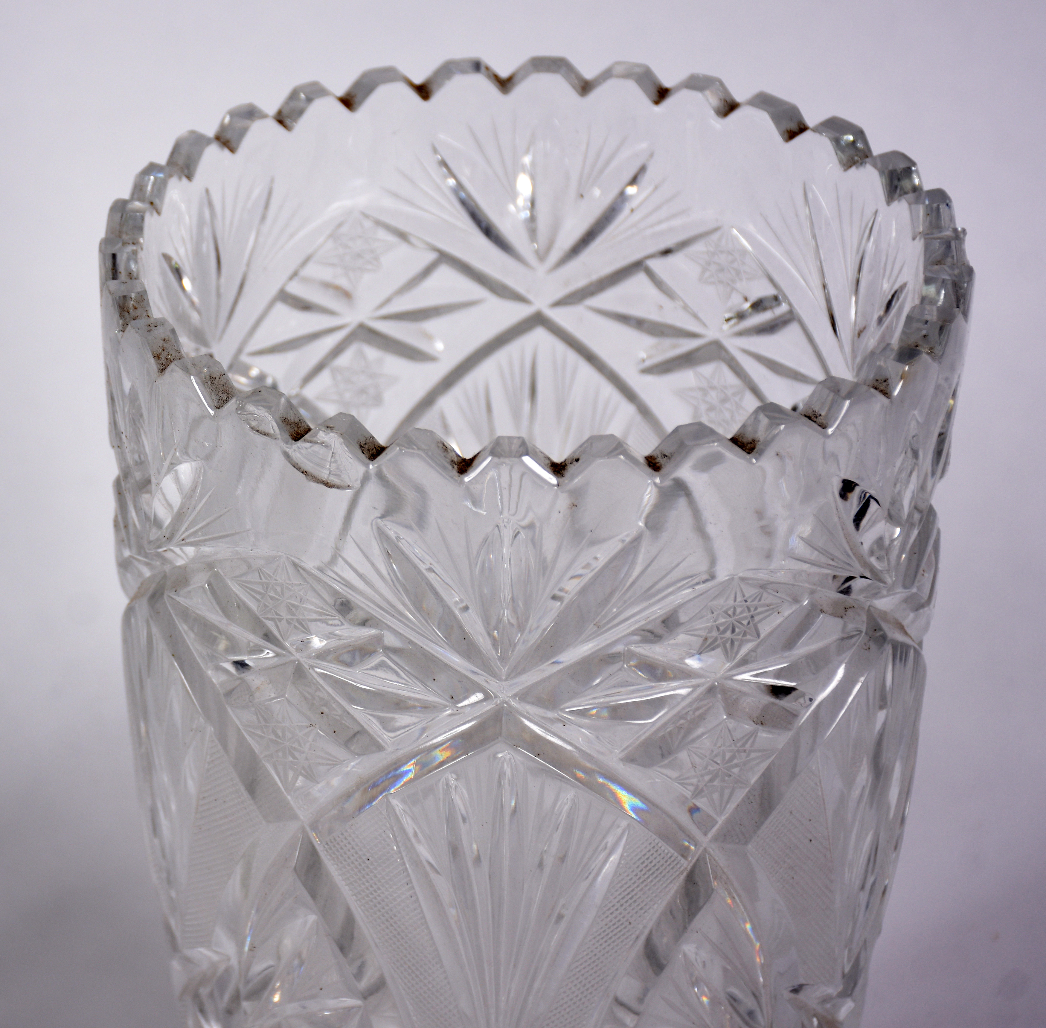 Duas peças de cristal lapidado, sendo: Vaso para flores (lascado na... - foto 4 de 5