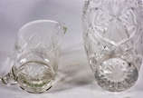 Duas peças de cristal lapidado, sendo: Vaso par... - Duas peças de cristal lapidado, sendo: Vaso para flores (lascado na borda) e jarra com alça para água.