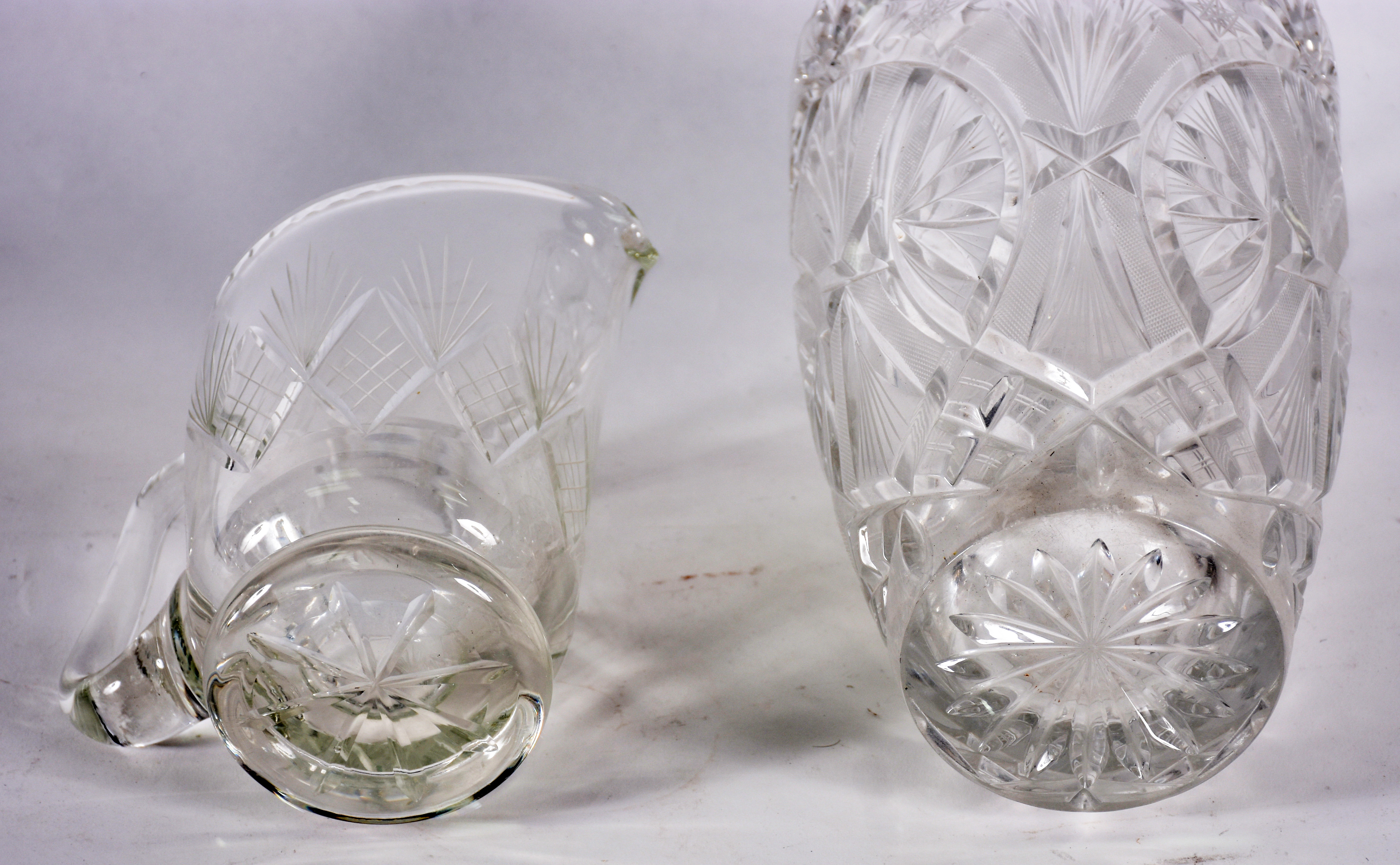 Duas peças de cristal lapidado, sendo: Vaso para flores (lascado na... - foto 5 de 5