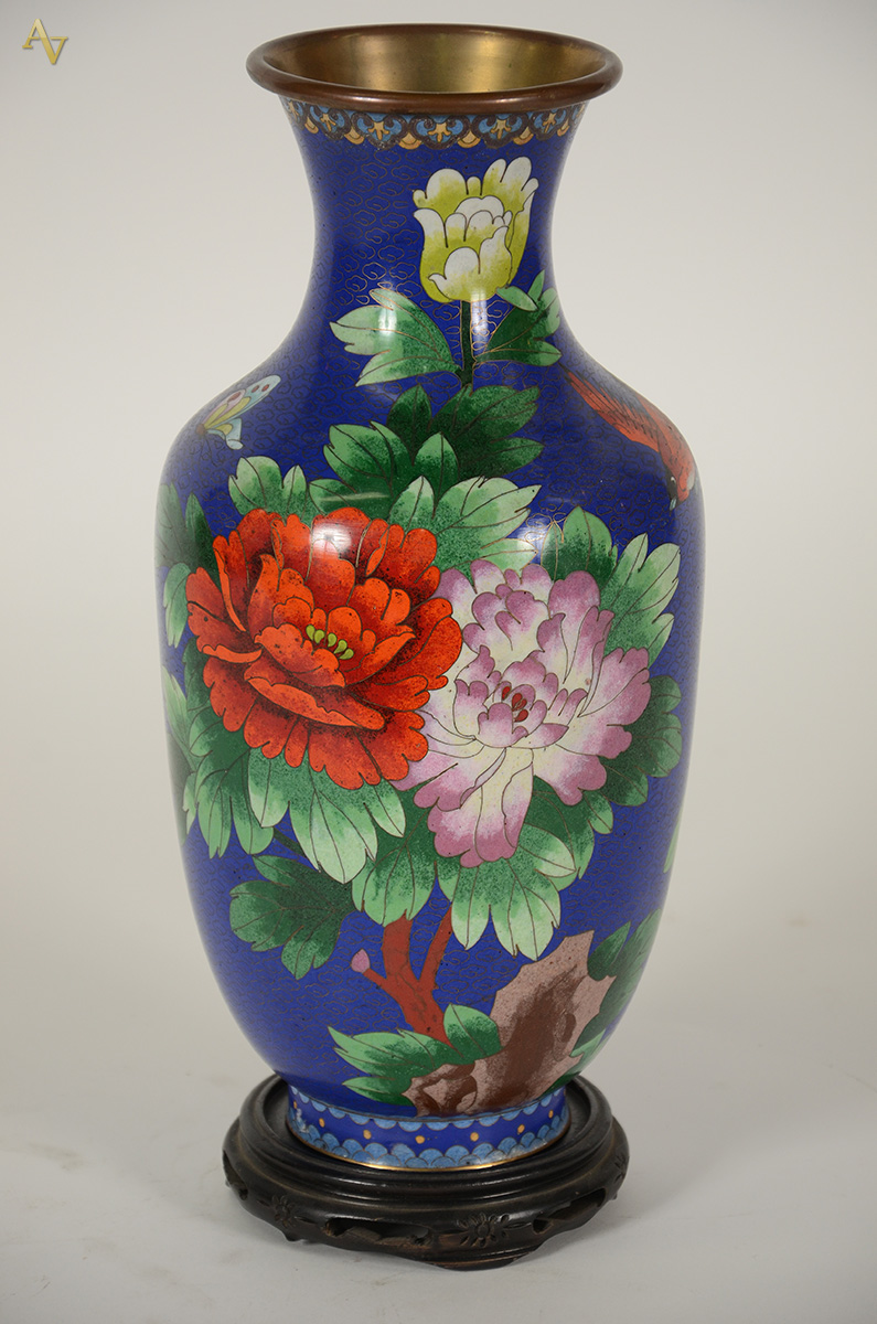 Vaso de cloisonne com fundo azul e flores em policromia, base de...