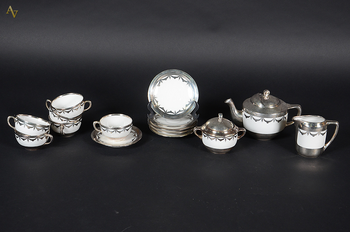 Serviço de chá de porcelana branca decorada com guirlanda prateada...