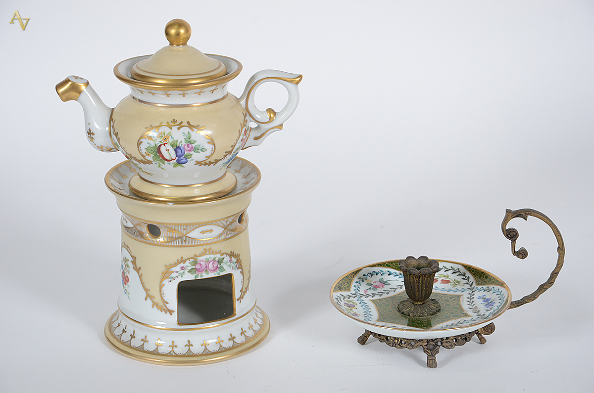 Duas peças, sendo palmatória de porcelana e bronze (diâmetro 16 cm) e... - foto 1 de 2