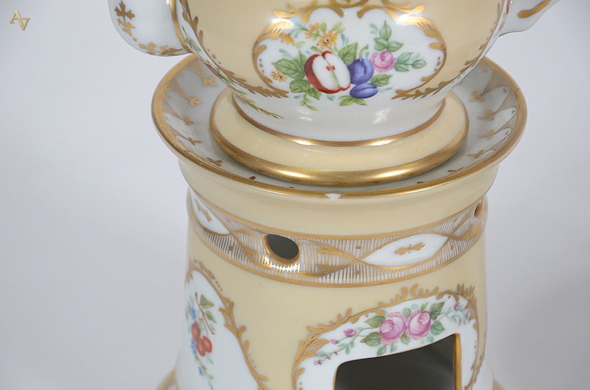 Duas peças, sendo palmatória de porcelana e bronze (diâmetro 16 cm) e... - foto 2 de 2