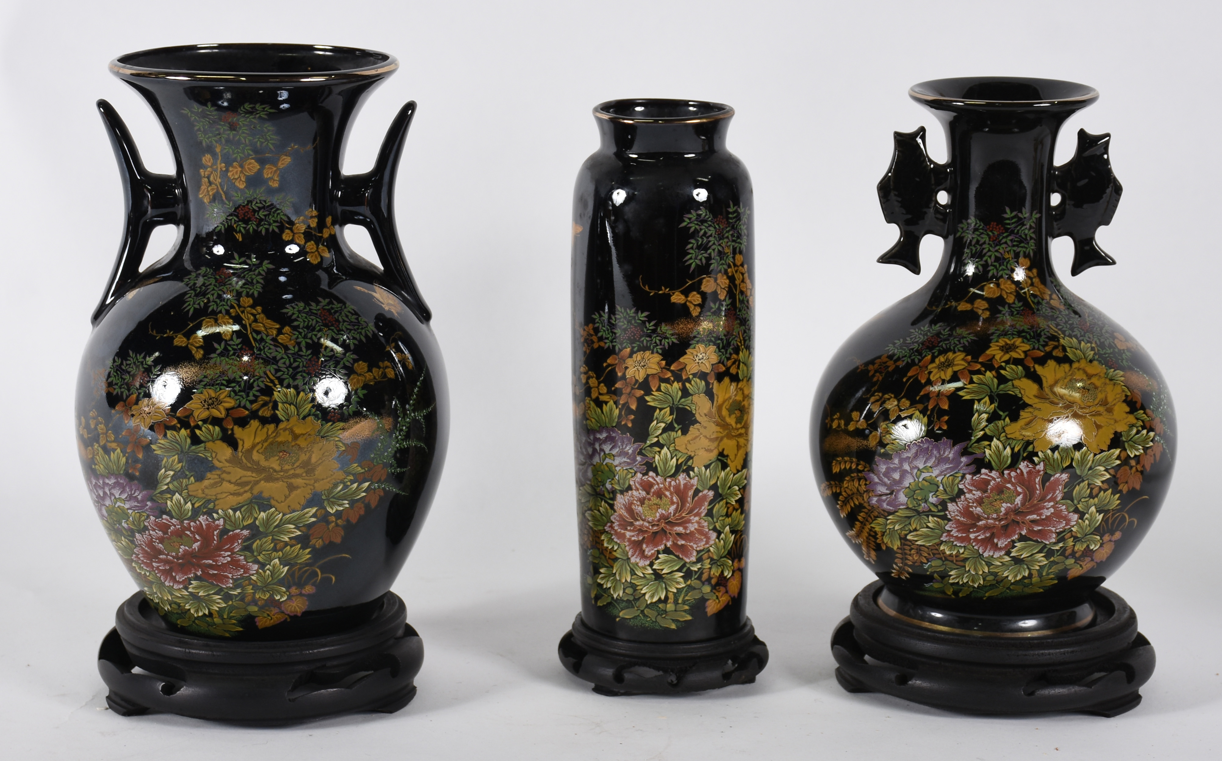 Três peças de porcelana preta japonesa decoradas com flores em... - foto 1 de 4
