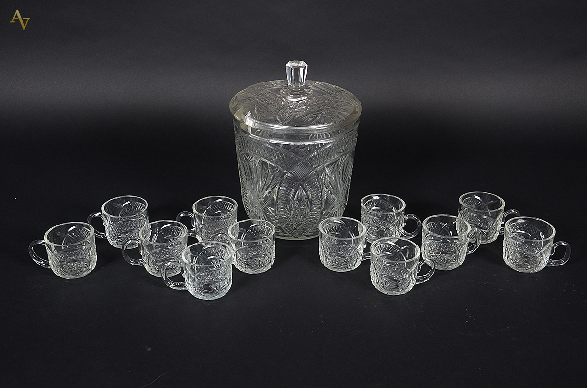 Poncheira de cristal com 12 canecas (com lascados). Altura 32 cm. - foto 1 de 2
