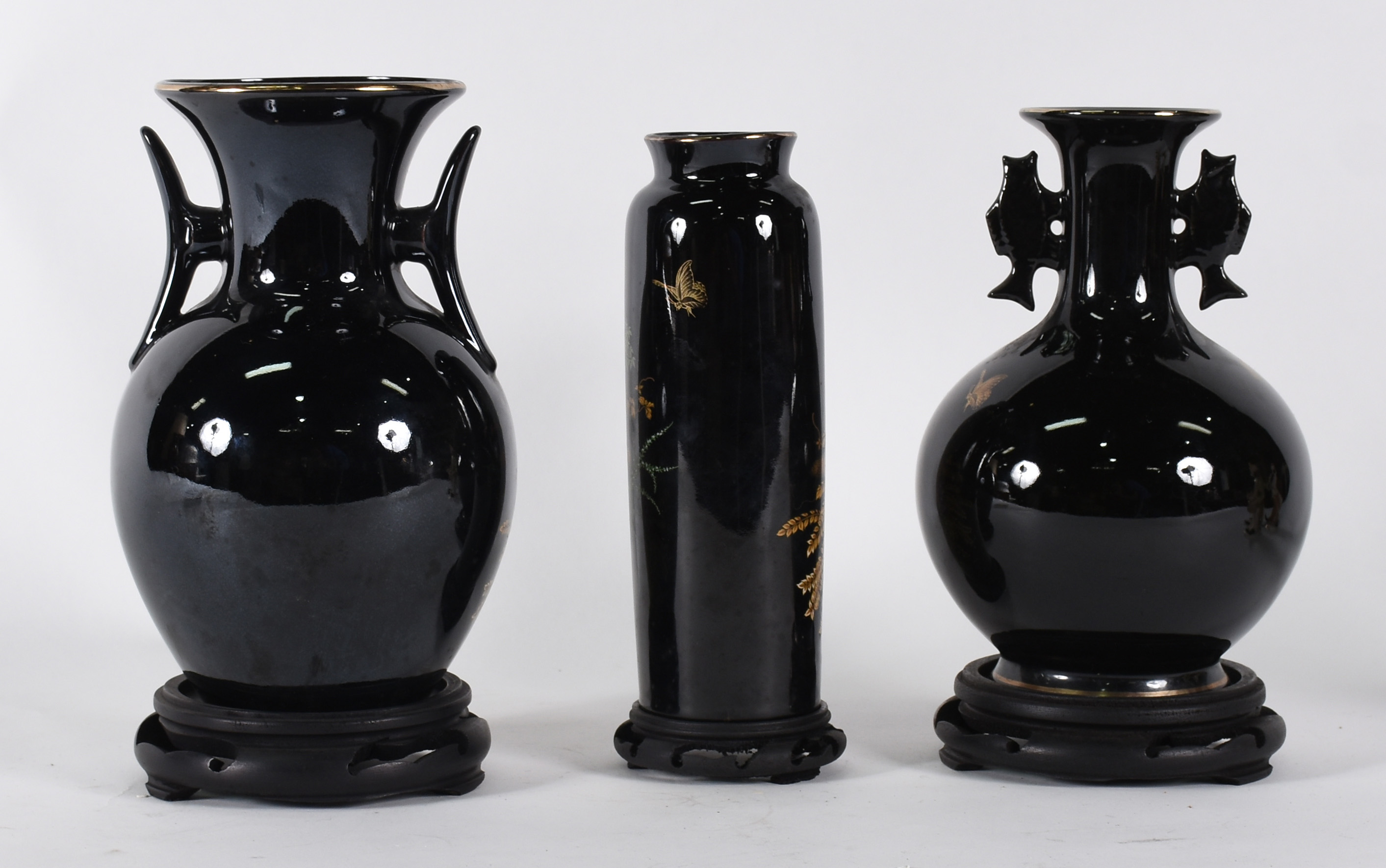 Três peças de porcelana preta japonesa decoradas com flores em... - foto 3 de 4