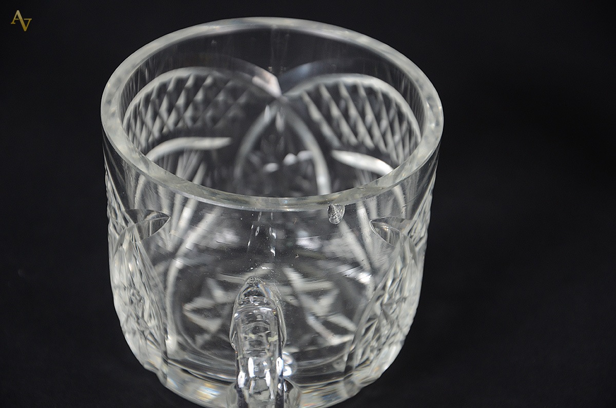 Poncheira de cristal com 12 canecas (com lascados). Altura 32 cm. - foto 2 de 2