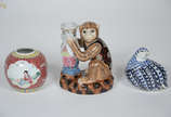 Três peças de porcelana chinesa diversas, sendo... - Três peças de porcelana chinesa diversas, sendo: um vaso com macaco (altura 22 cm), vaso com gueixa policromada e codorna (altura 14 cm cada).