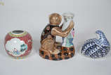 Três peças de porcelana chinesa diversas, sendo... - Três peças de porcelana chinesa diversas, sendo: um vaso com macaco (altura 22 cm), vaso com gueixa policromada e codorna (altura 14 cm cada).