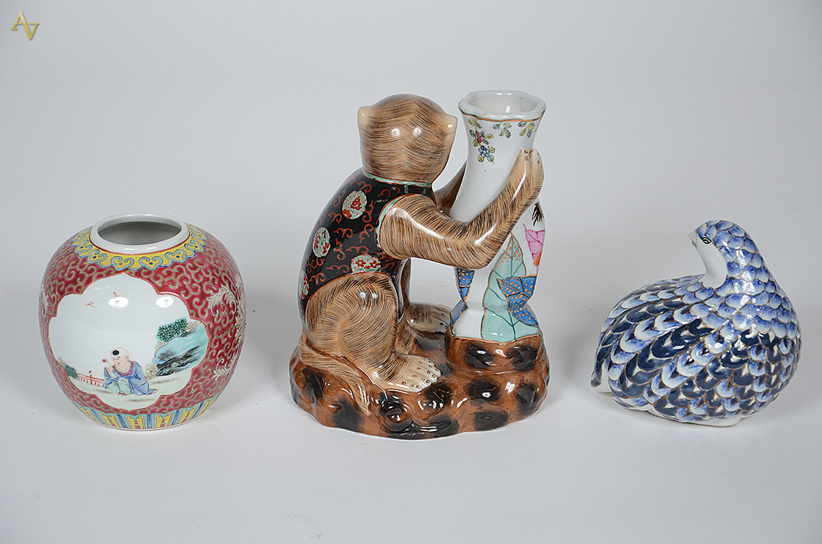 Três peças de porcelana chinesa diversas, sendo: um vaso com macaco... - foto 2 de 2
