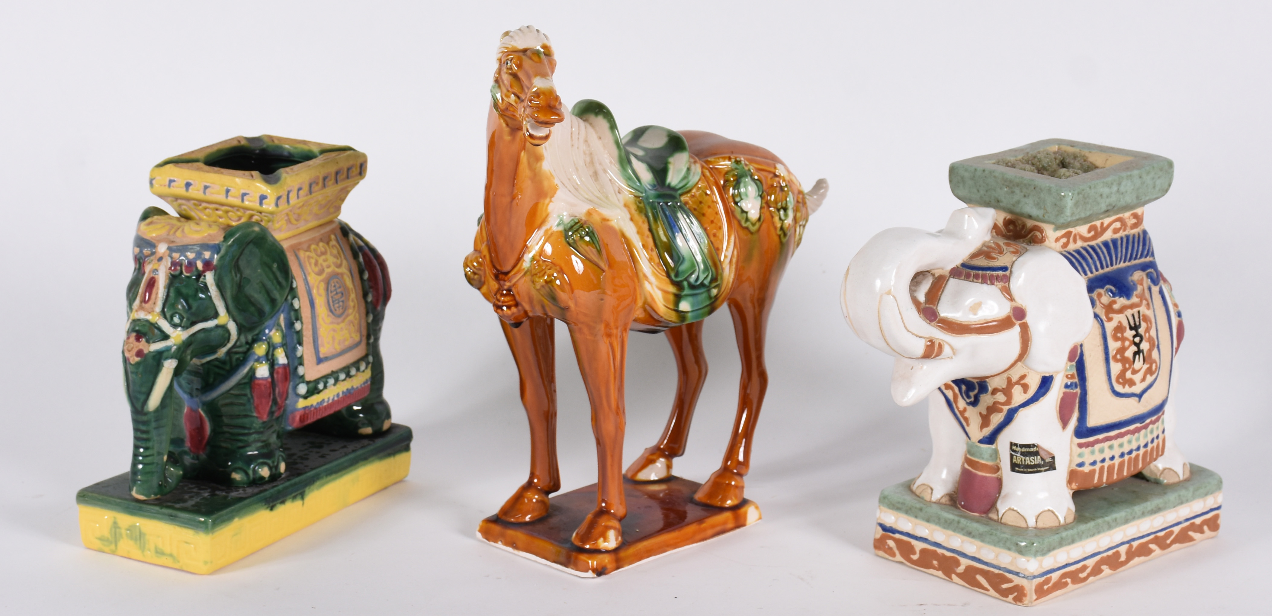 Tres peças de cerâmica oriental policromada, sendo um cavalo e dois... - foto 1 de 7