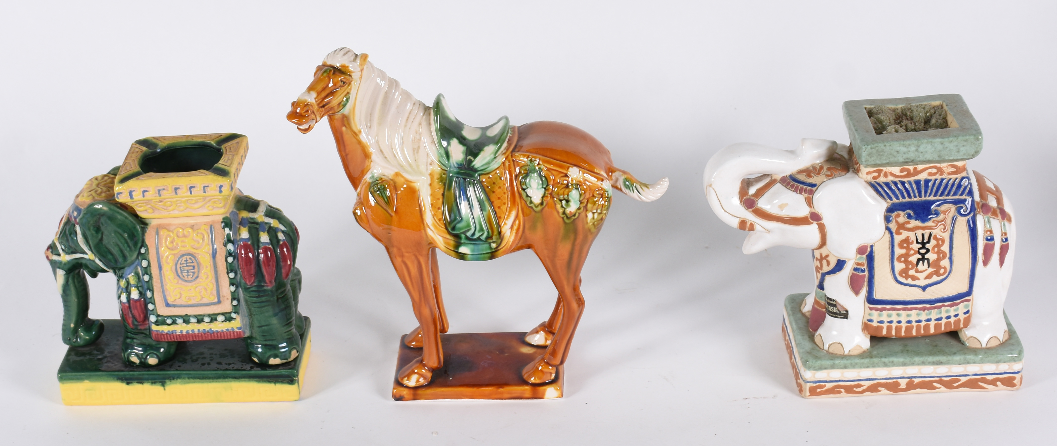 Tres peças de cerâmica oriental policromada, sendo um cavalo e dois... - foto 2 de 7