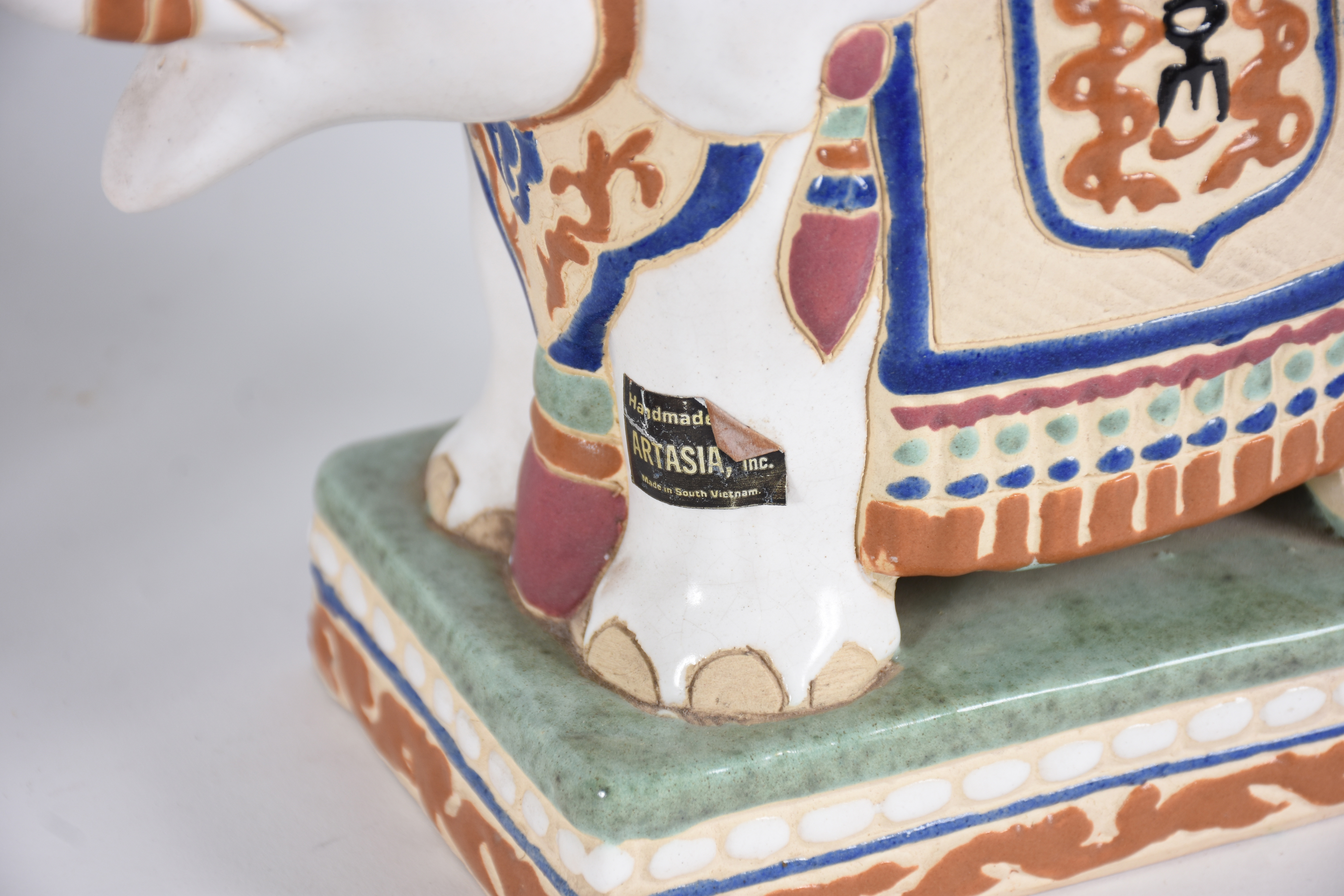 Tres peças de cerâmica oriental policromada, sendo um cavalo e dois... - foto 4 de 7