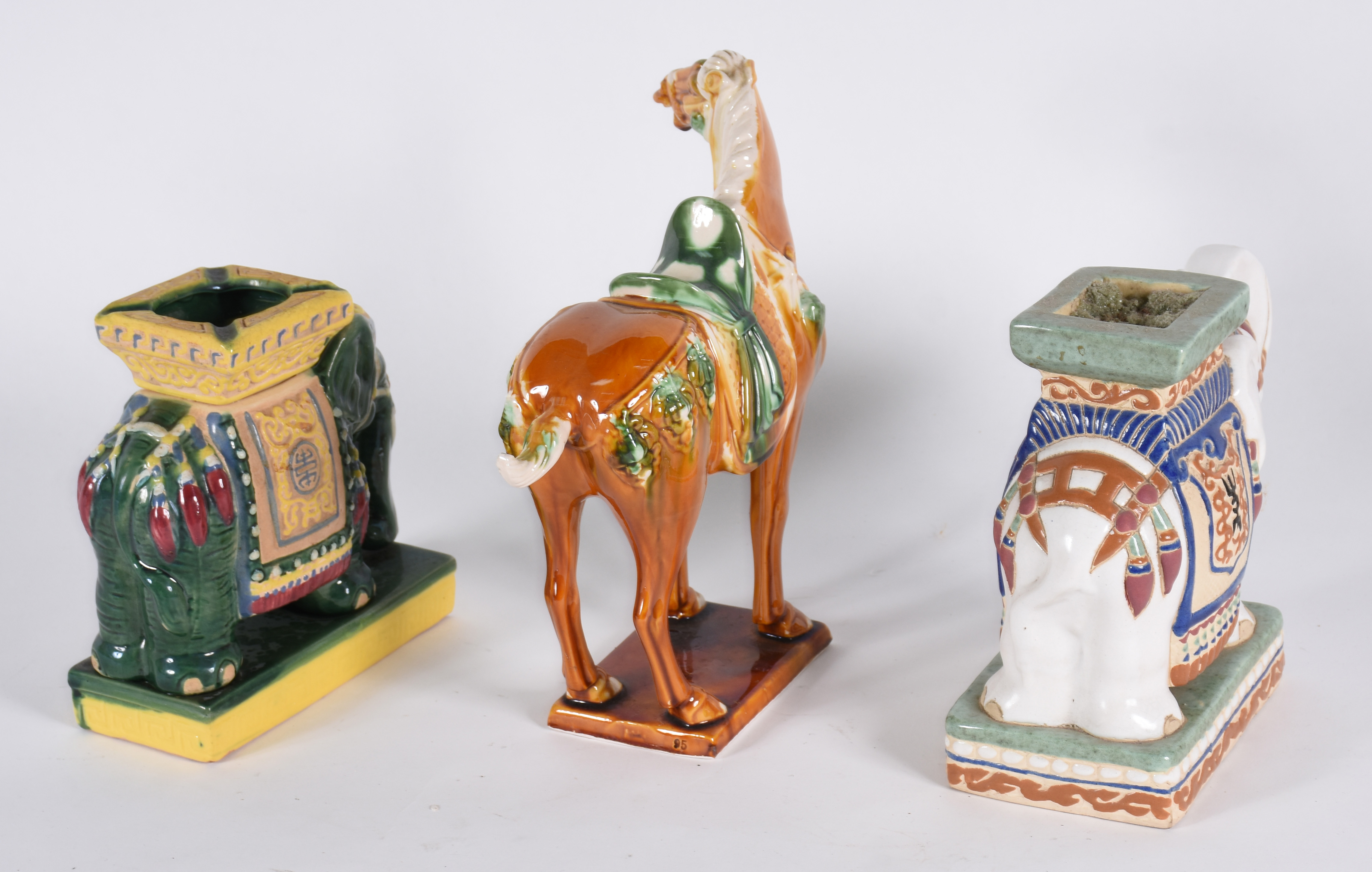 Tres peças de cerâmica oriental policromada, sendo um cavalo e dois... - foto 5 de 7