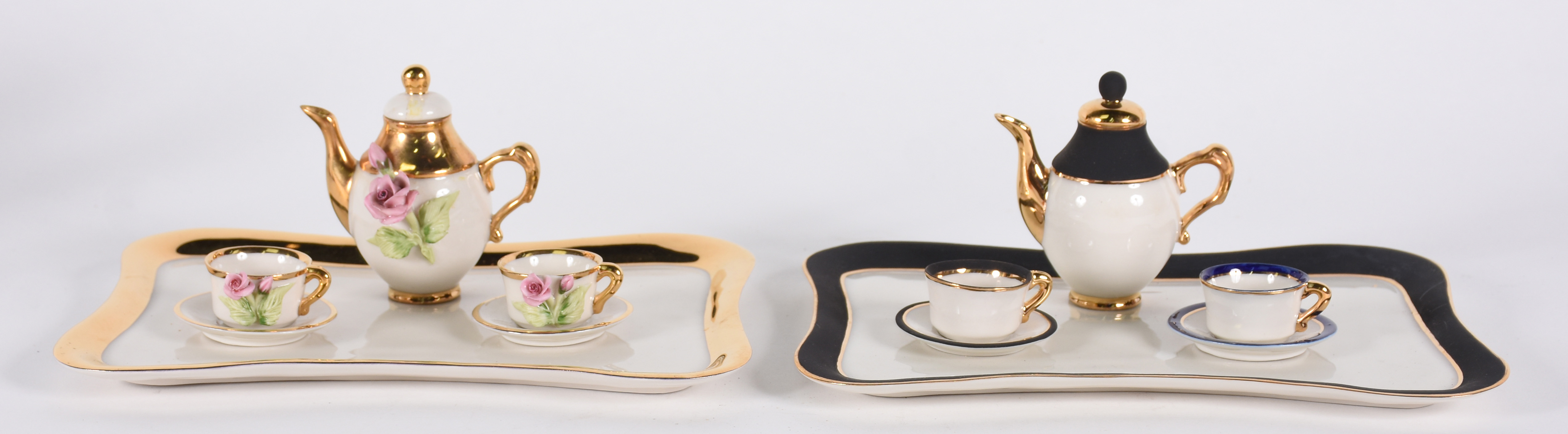 Dois conjuntos Tête à tête de porcelana , com bandeja , bule e 2... - foto 2 de 3