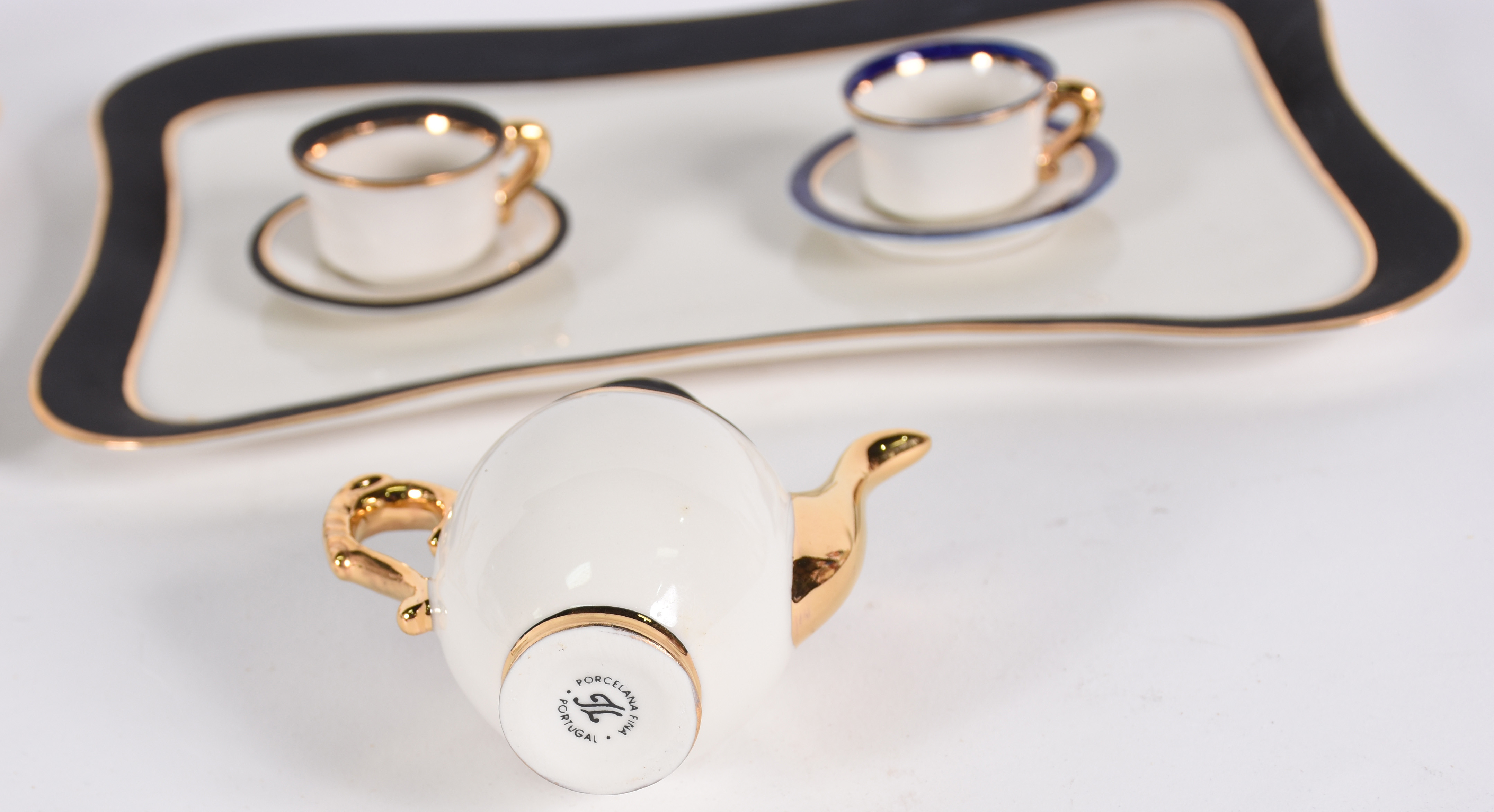 Dois conjuntos Tête à tête de porcelana , com bandeja , bule e 2... - foto 3 de 3