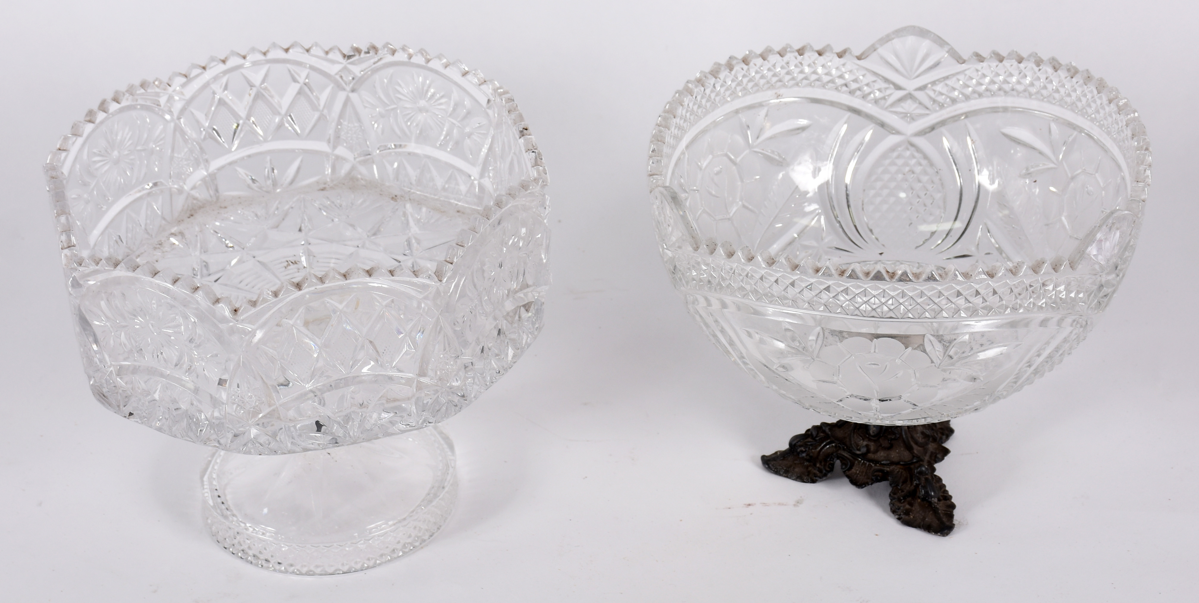 Duas fruteiras de cristal tcheco lapidado, uma delas com pé de metal. - foto 1 de 4