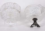 Duas fruteiras de cristal tcheco lapidado, uma ... - Duas fruteiras de cristal tcheco lapidado, uma delas com pé de metal.