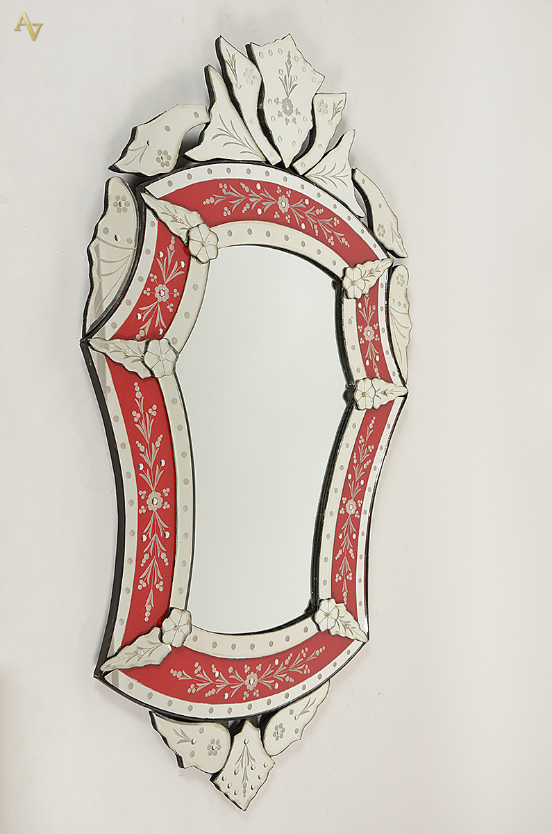 Espelho estilo veneziano com detalhes em vermelho. Medidas 1,25 x...