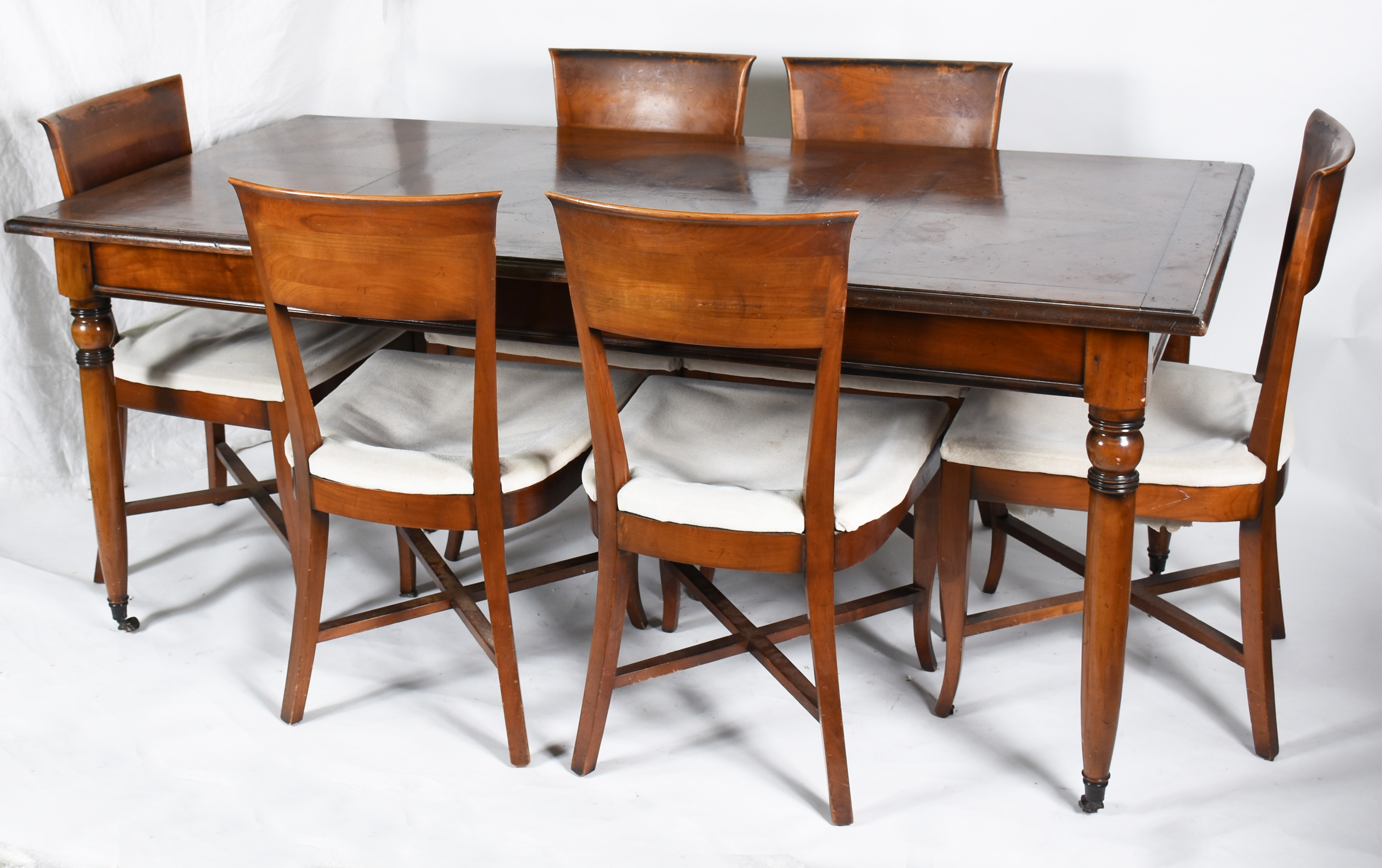 Mesa de jantar de madeira nobre, tampo trabalhado, gavetas nas... - foto 1 de 7