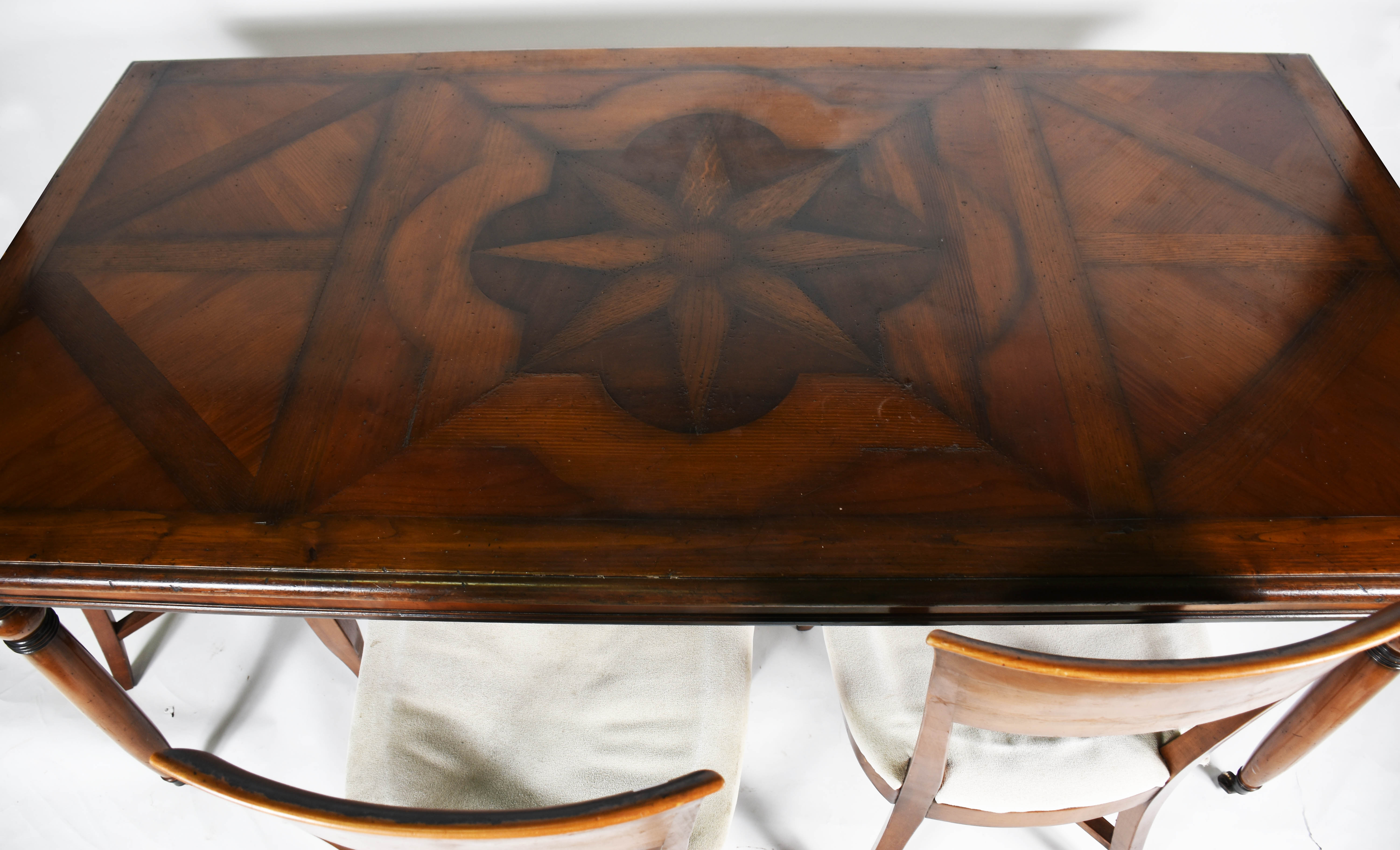 Mesa de jantar de madeira nobre, tampo trabalhado, gavetas nas... - foto 4 de 7